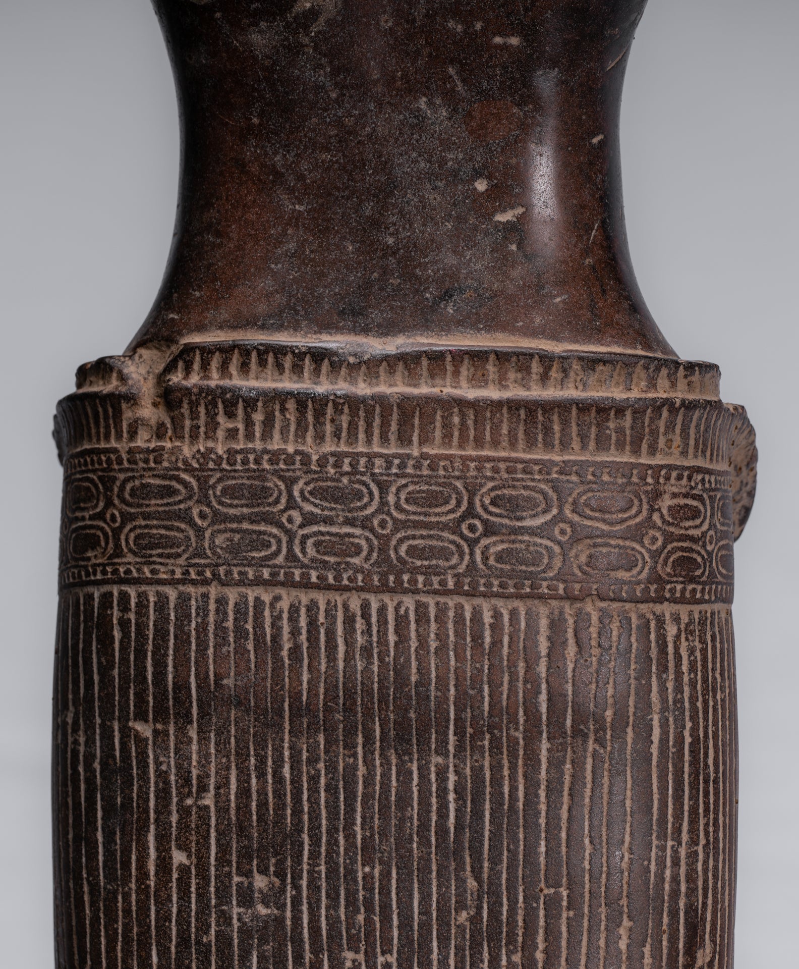 Torse Lakshmi en pierre de style khmer Angkor Wat antique (probablement) - 68 cm/27"