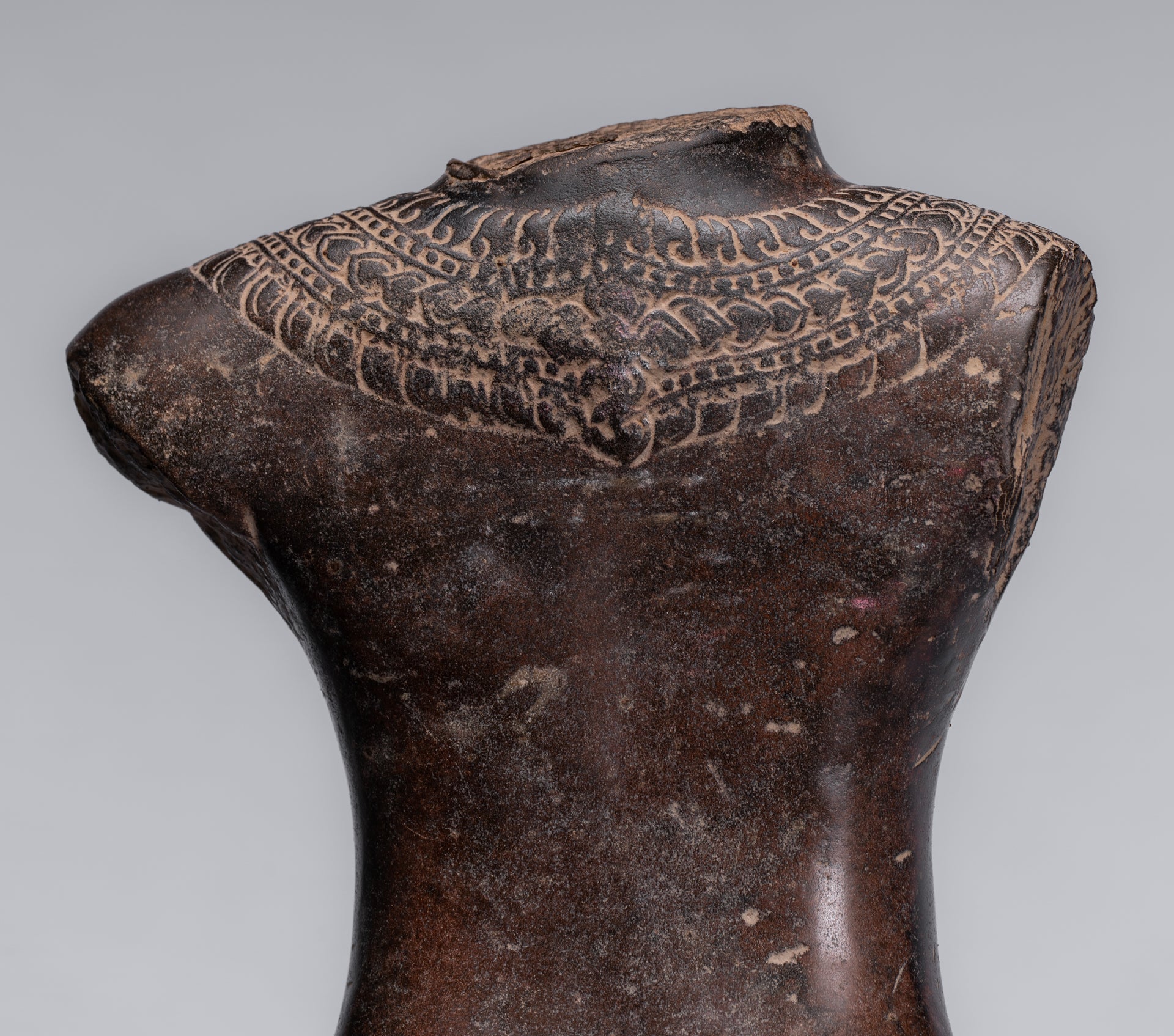 Torse Lakshmi en pierre de style khmer Angkor Wat antique (probablement) - 68 cm/27"