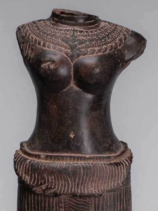 Torse Lakshmi en pierre de style khmer Angkor Wat antique (probablement) - 68 cm/27"