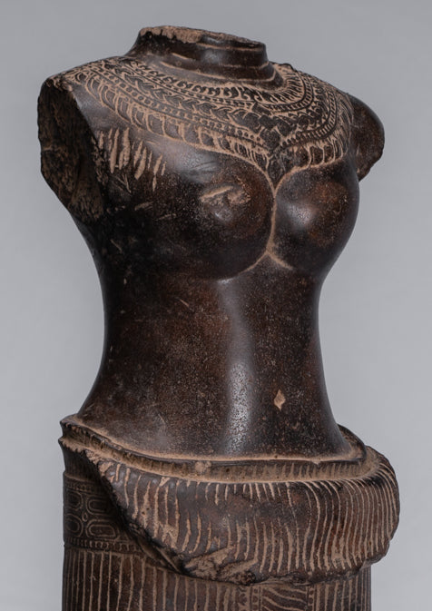 Torse Lakshmi en pierre de style khmer Angkor Wat antique (probablement) - 68 cm/27"
