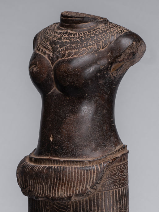 Torse Lakshmi en pierre de style khmer Angkor Wat antique (probablement) - 68 cm/27"