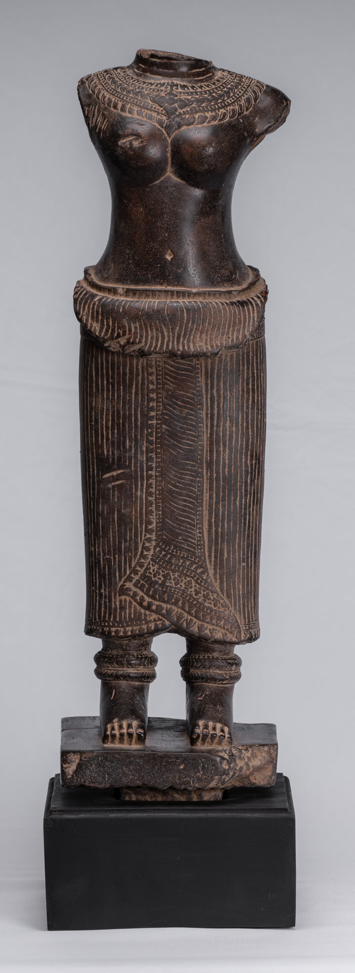 Torse Lakshmi en pierre de style khmer Angkor Wat antique (probablement) - 68 cm/27"