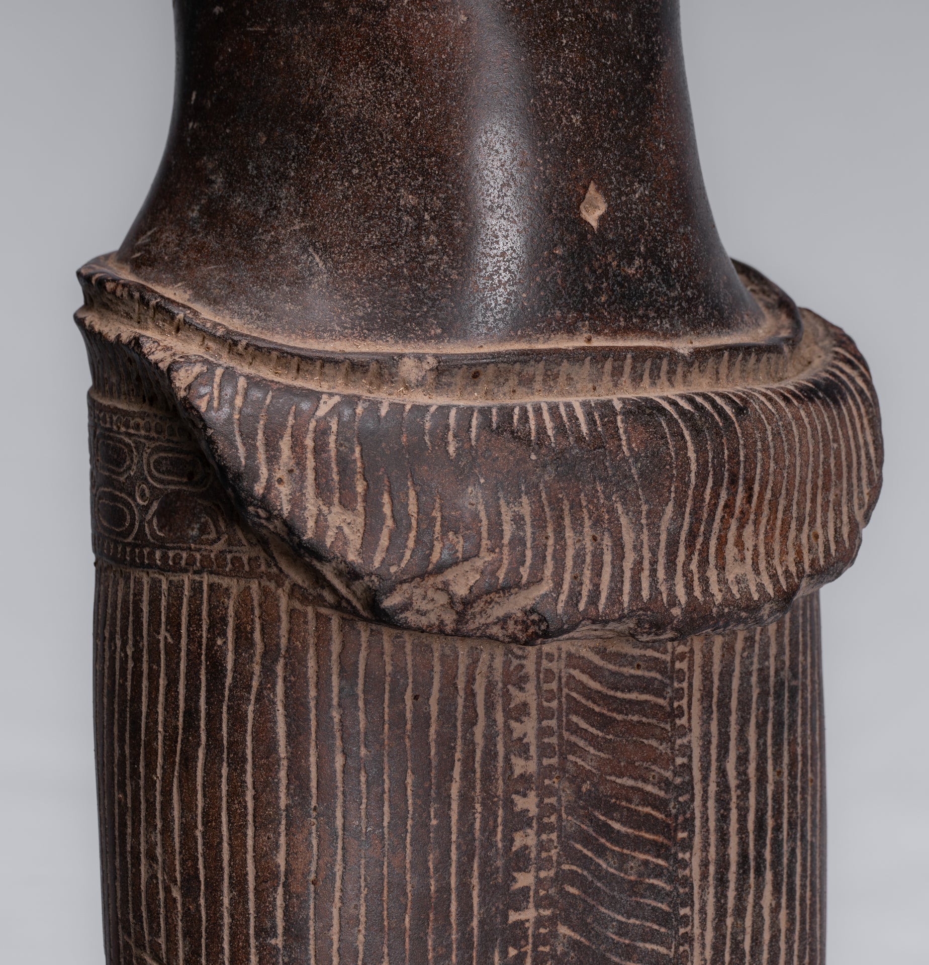 Torse Lakshmi en pierre de style khmer Angkor Wat antique (probablement) - 68 cm/27"