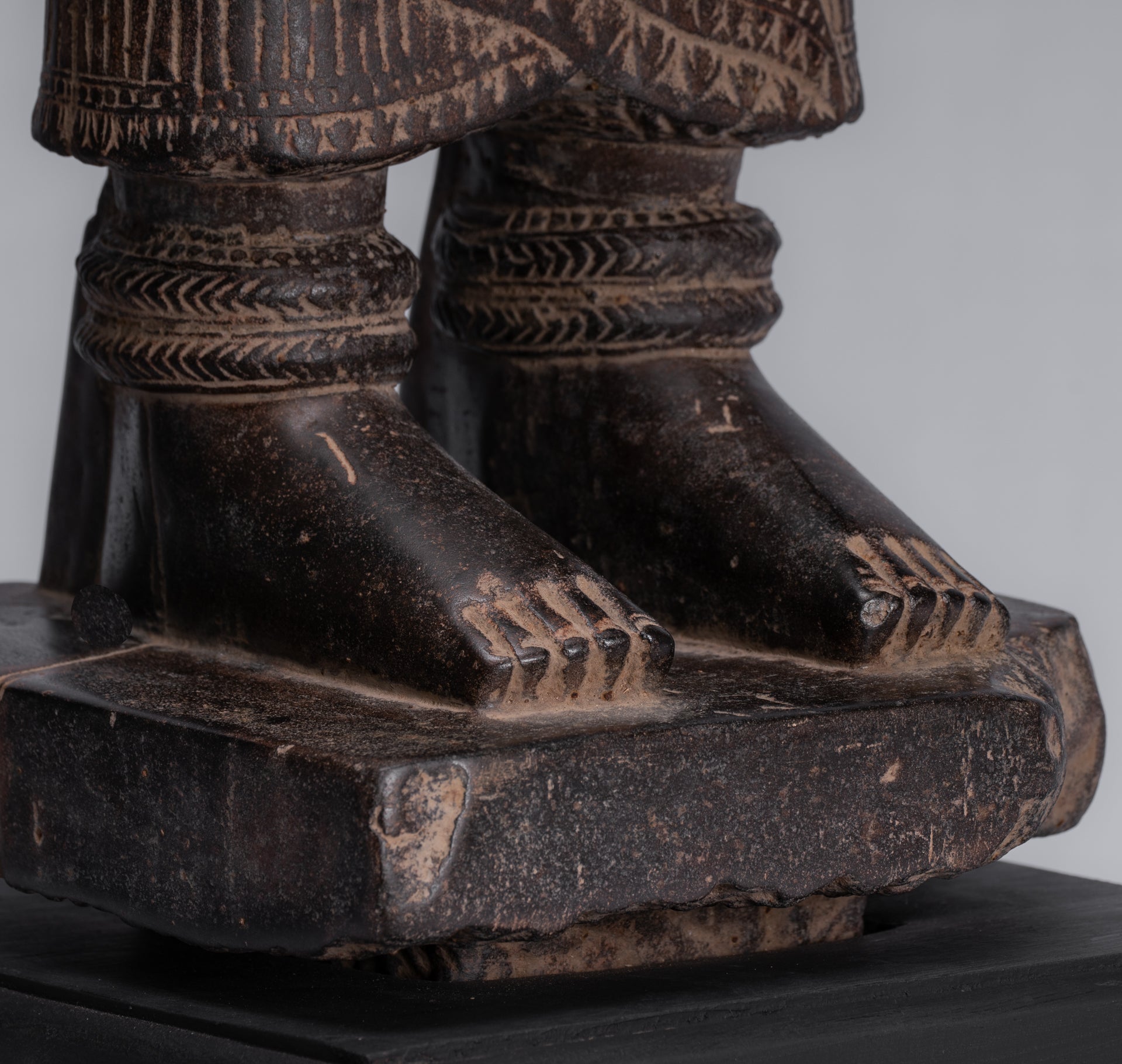 Torse Lakshmi en pierre de style khmer Angkor Wat antique (probablement) - 68 cm/27"