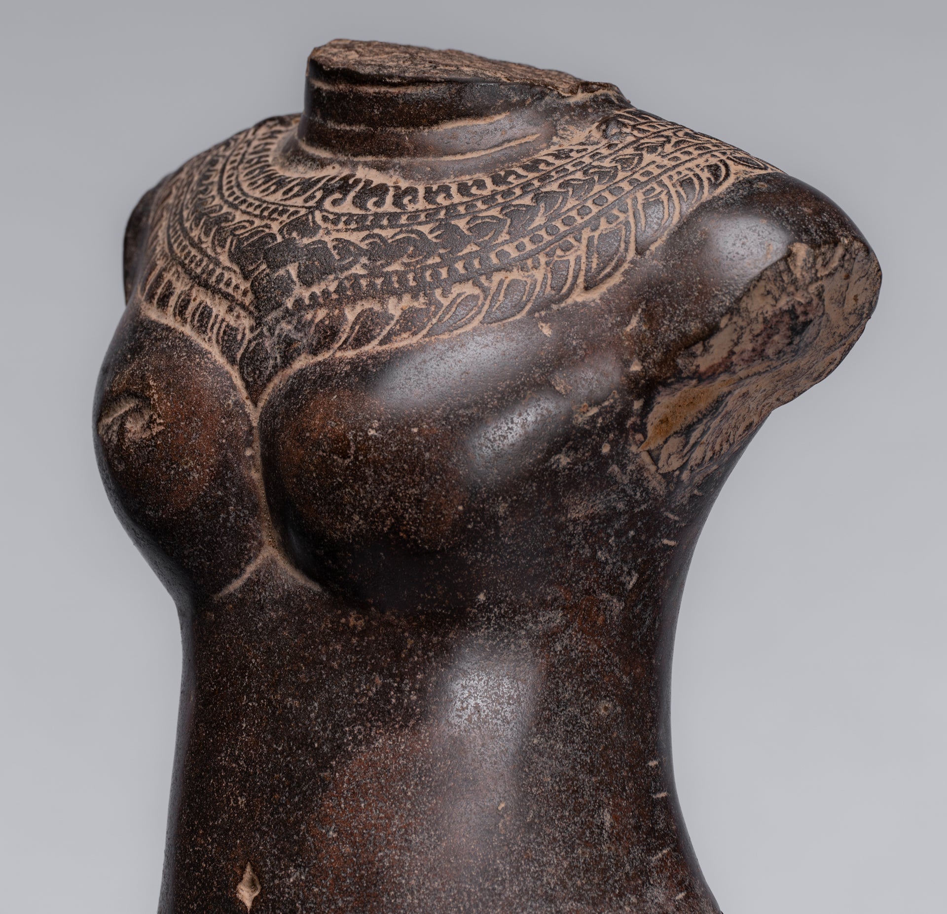 Torse Lakshmi en pierre de style khmer Angkor Wat antique (probablement) - 68 cm/27"