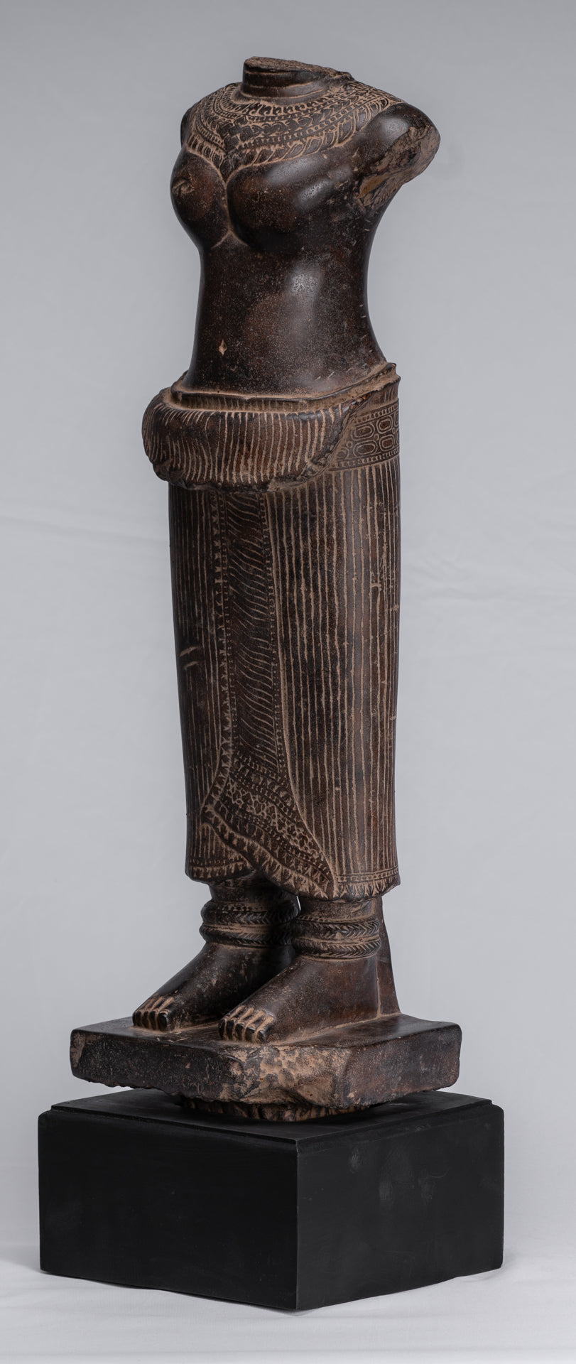 Torse Lakshmi en pierre de style khmer Angkor Wat antique (probablement) - 68 cm/27"