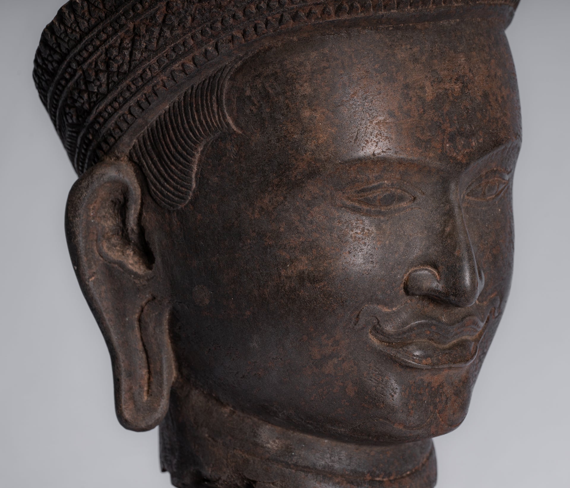 Statue Vishnu - Antique Banteay Srei Stone Stone Monted Khmer Vishnu Head - 35cm / 14 "
