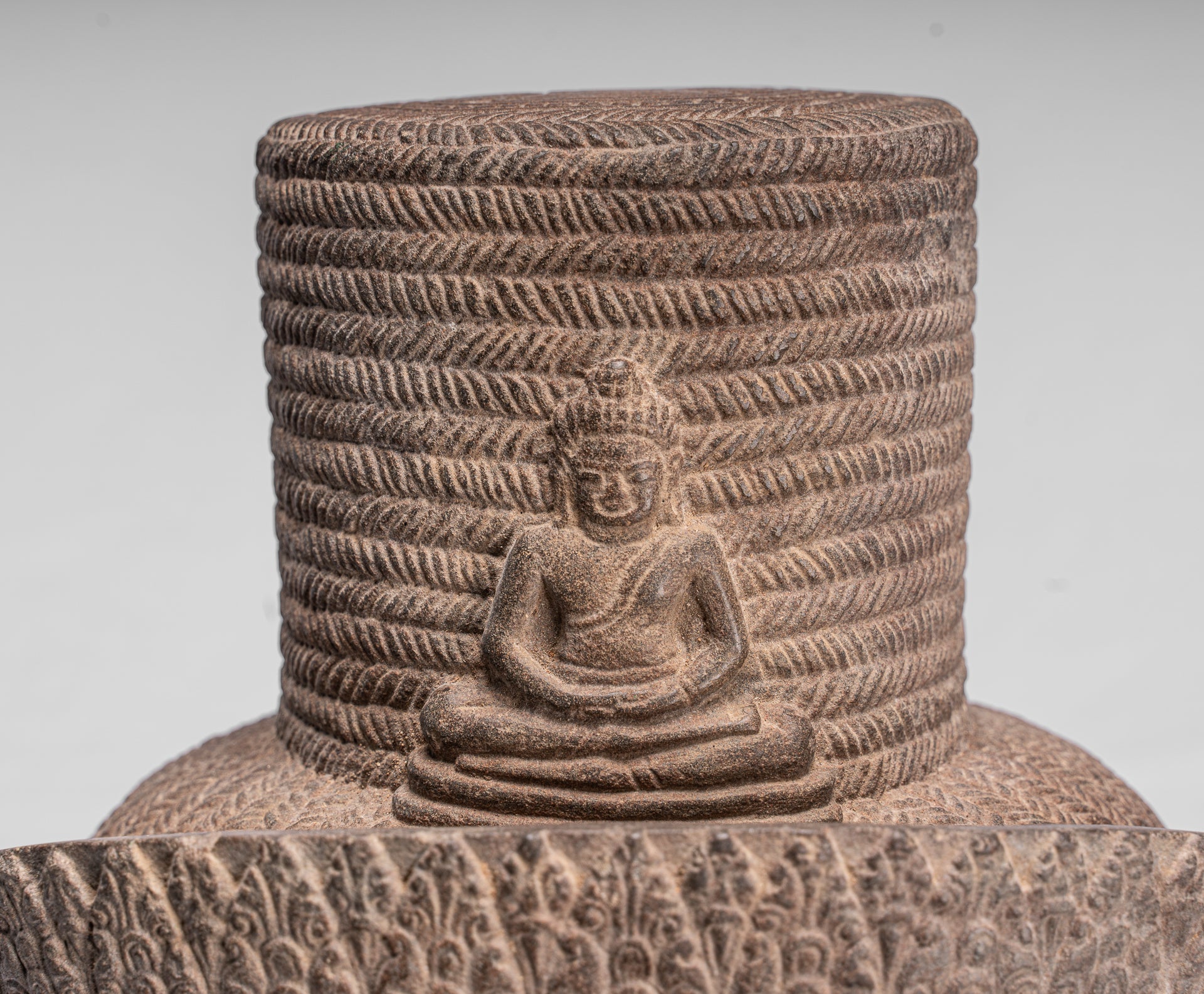 Statue antique de Bodhisattva Avalokitesvara en pierre de style Koh Ker - 54 cm/22"