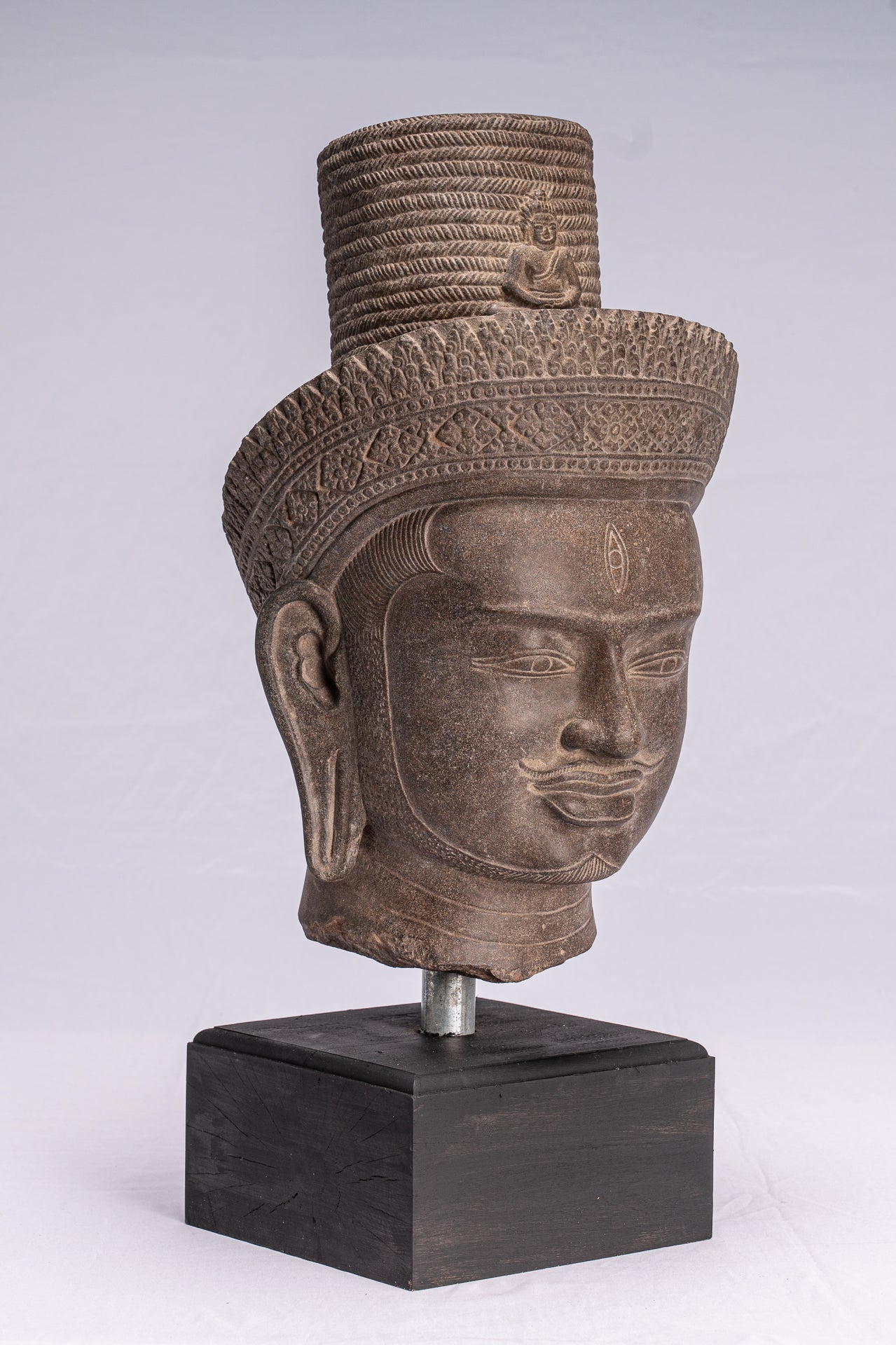 Statue antique de Bodhisattva Avalokitesvara en pierre de style Koh Ker - 54 cm/22"