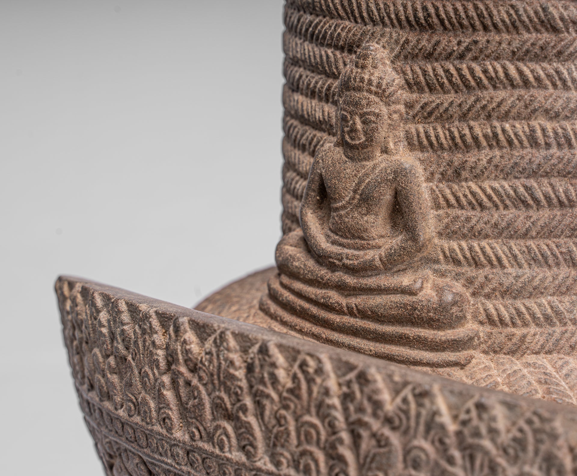 Statue antique de Bodhisattva Avalokitesvara en pierre de style Koh Ker - 54 cm/22"