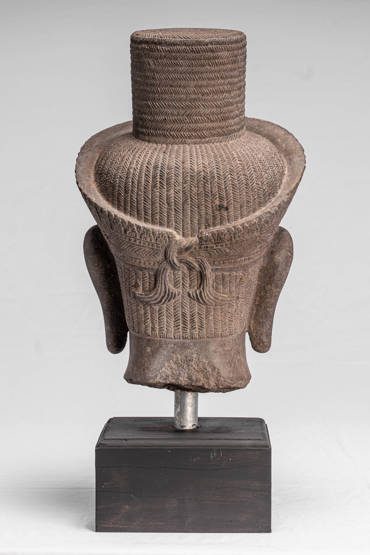 Statue antique de Bodhisattva Avalokitesvara en pierre de style Koh Ker - 54 cm/22"