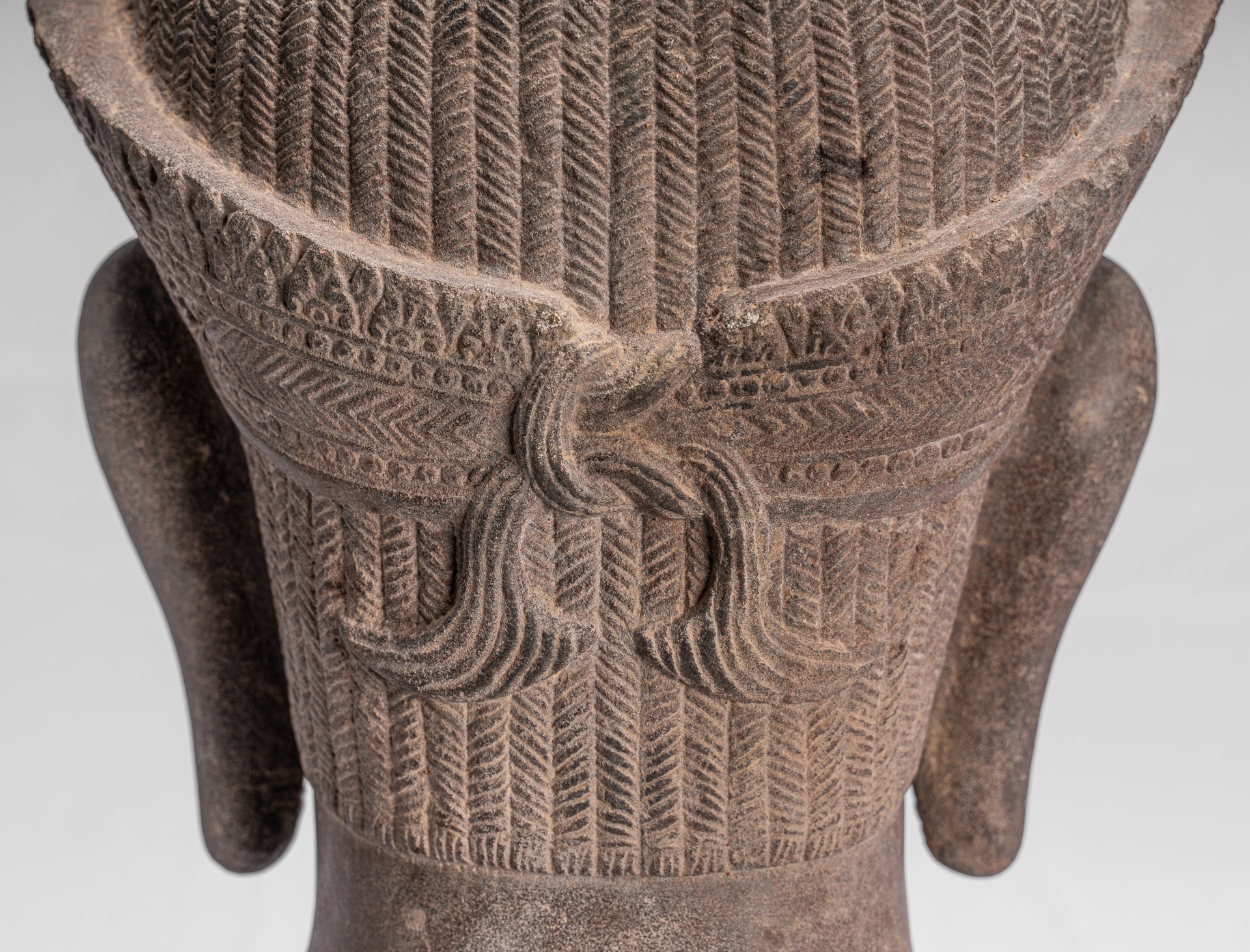 Statue antique de Bodhisattva Avalokitesvara en pierre de style Koh Ker - 54 cm/22"