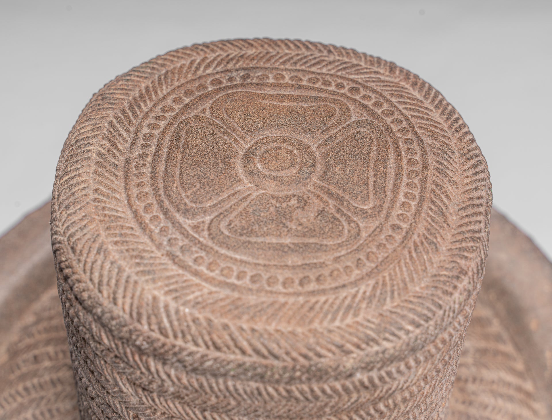 Statue antique de Bodhisattva Avalokitesvara en pierre de style Koh Ker - 54 cm/22"