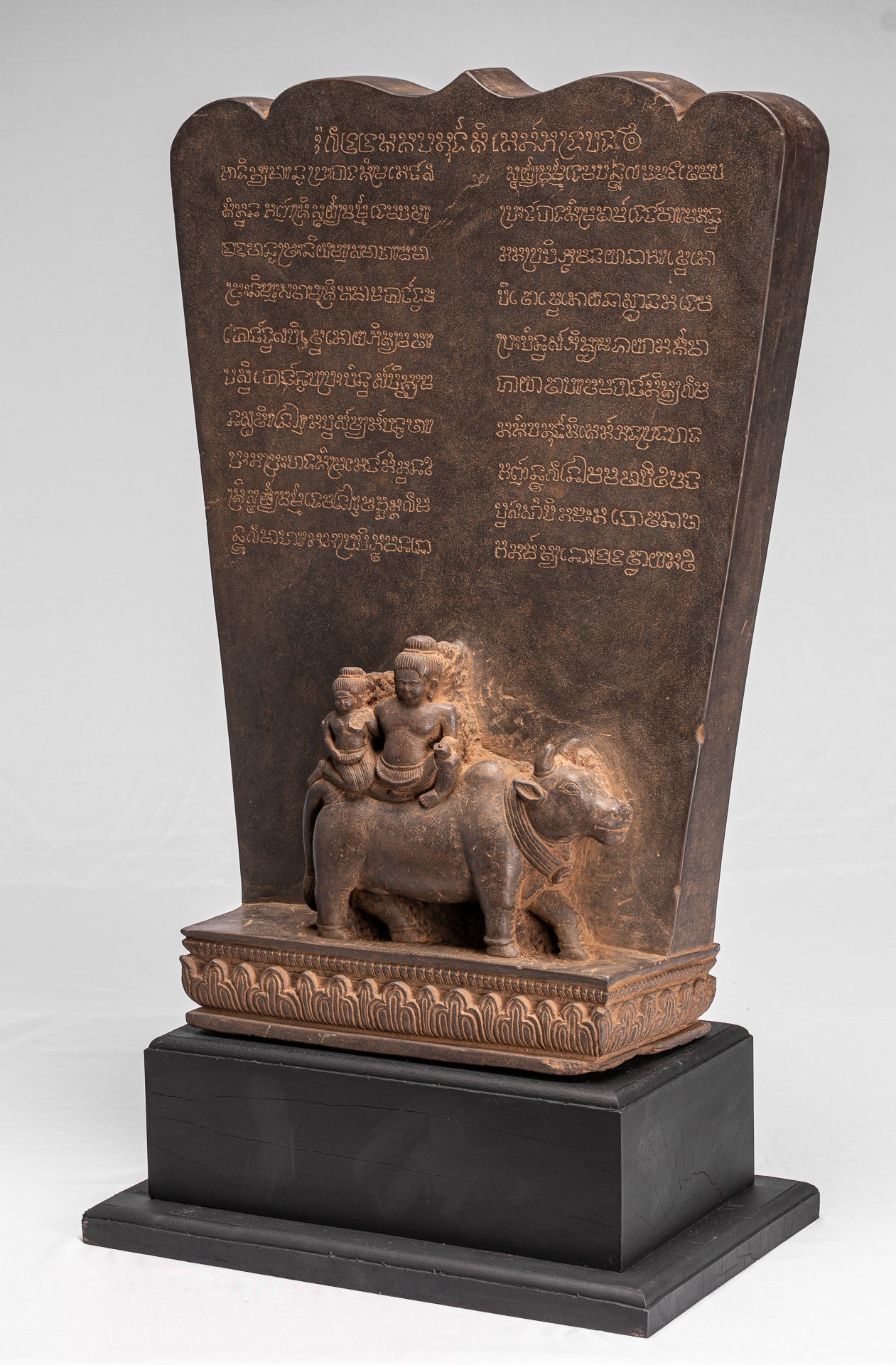Antike Khmer-Sanskrit-Stele aus Stein im Baphuon-Stil mit Nandi – 72 cm.