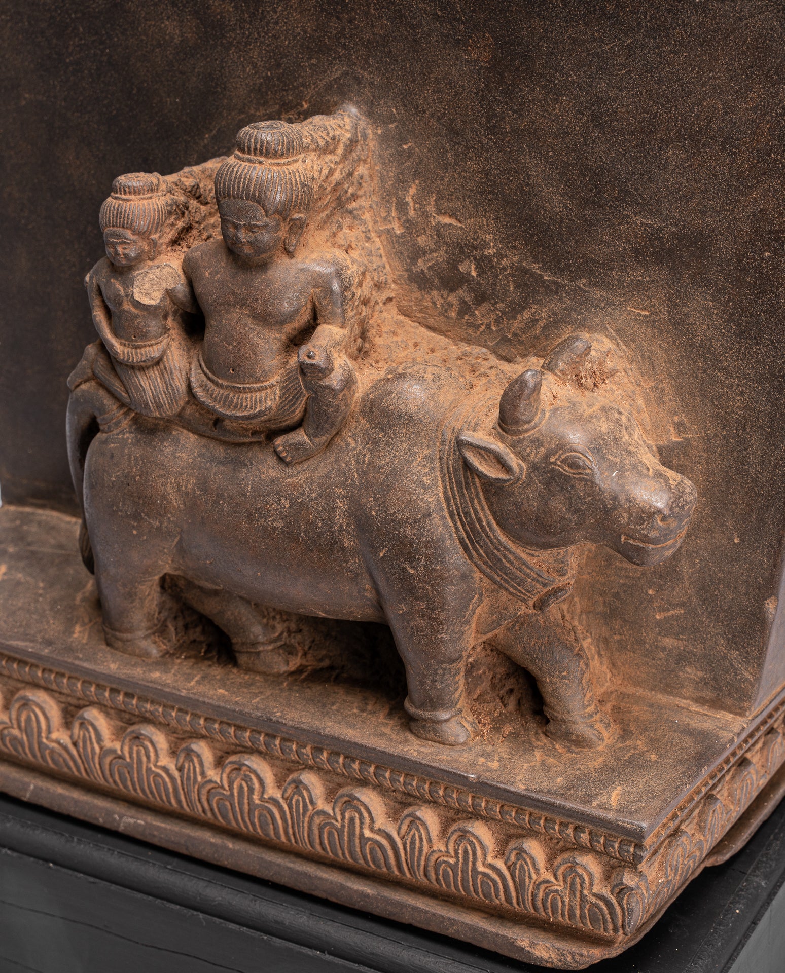 Antike Khmer-Sanskrit-Stele aus Stein im Baphuon-Stil mit Nandi – 72 cm.