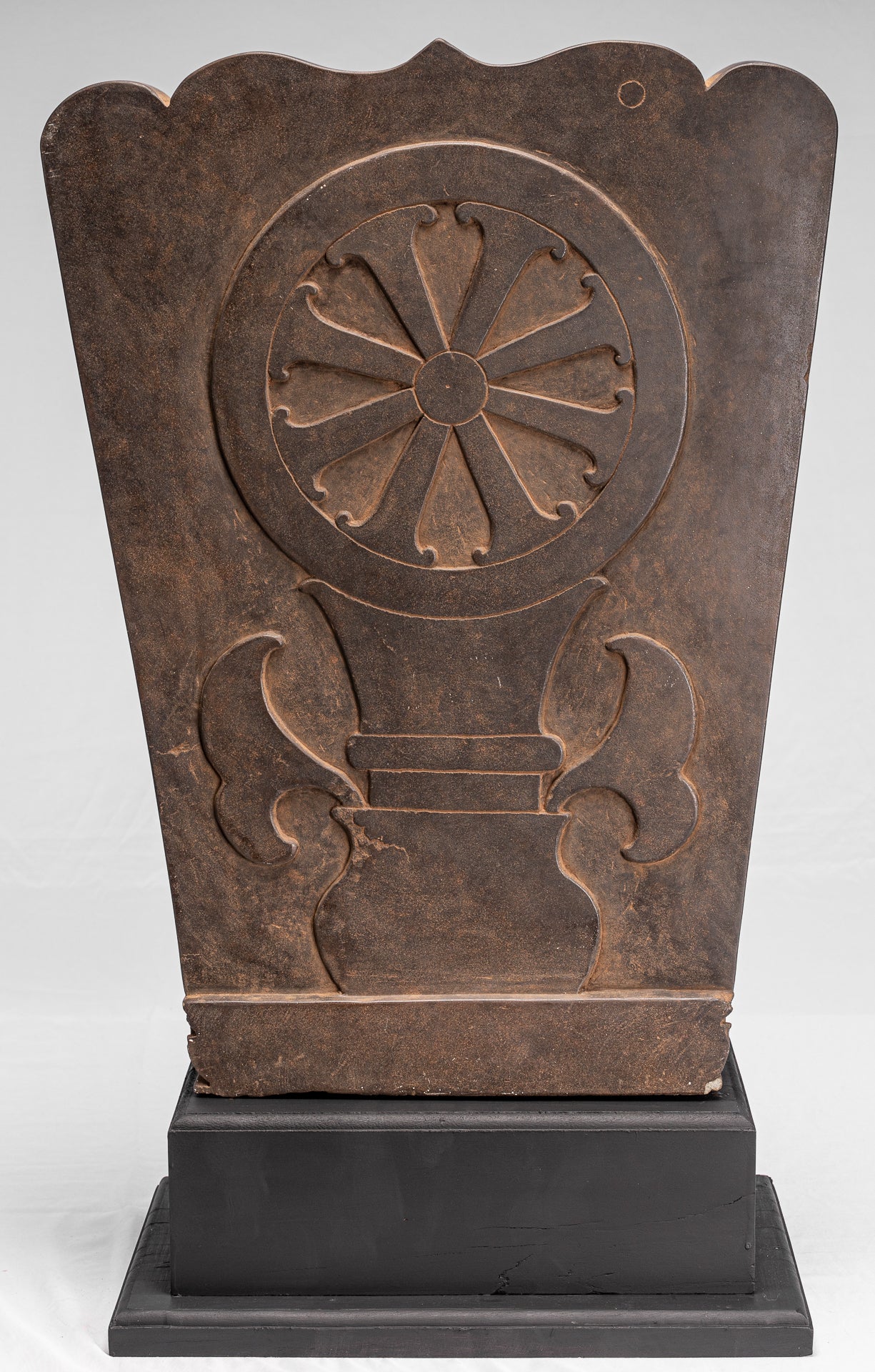 Antike Khmer-Sanskrit-Stele aus Stein im Baphuon-Stil mit Nandi – 72 cm.