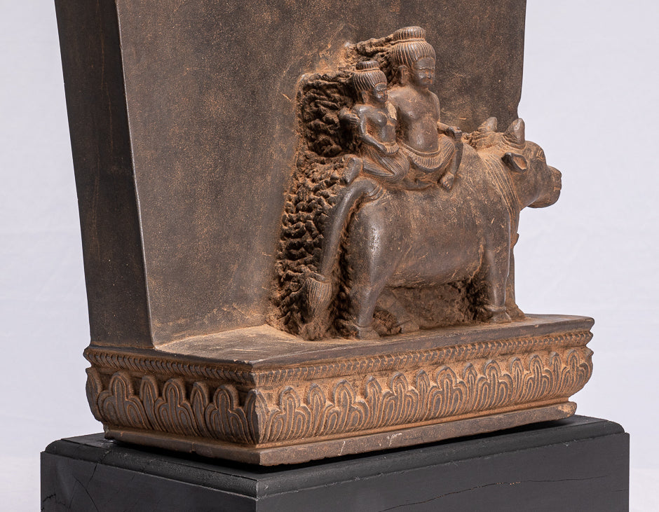 Antike Khmer-Sanskrit-Stele aus Stein im Baphuon-Stil mit Nandi – 72 cm.