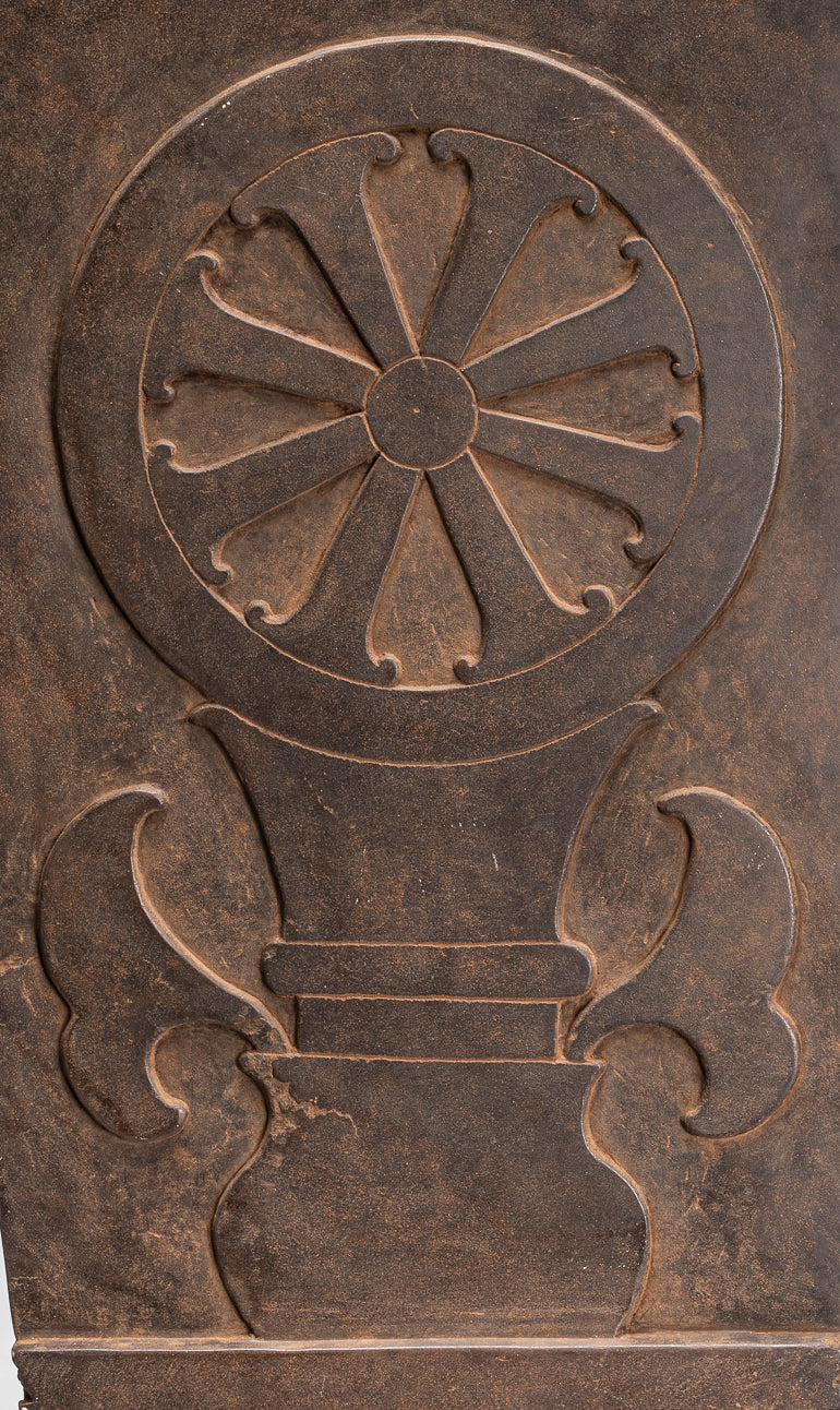 Antike Khmer-Sanskrit-Stele aus Stein im Baphuon-Stil mit Nandi – 72 cm.