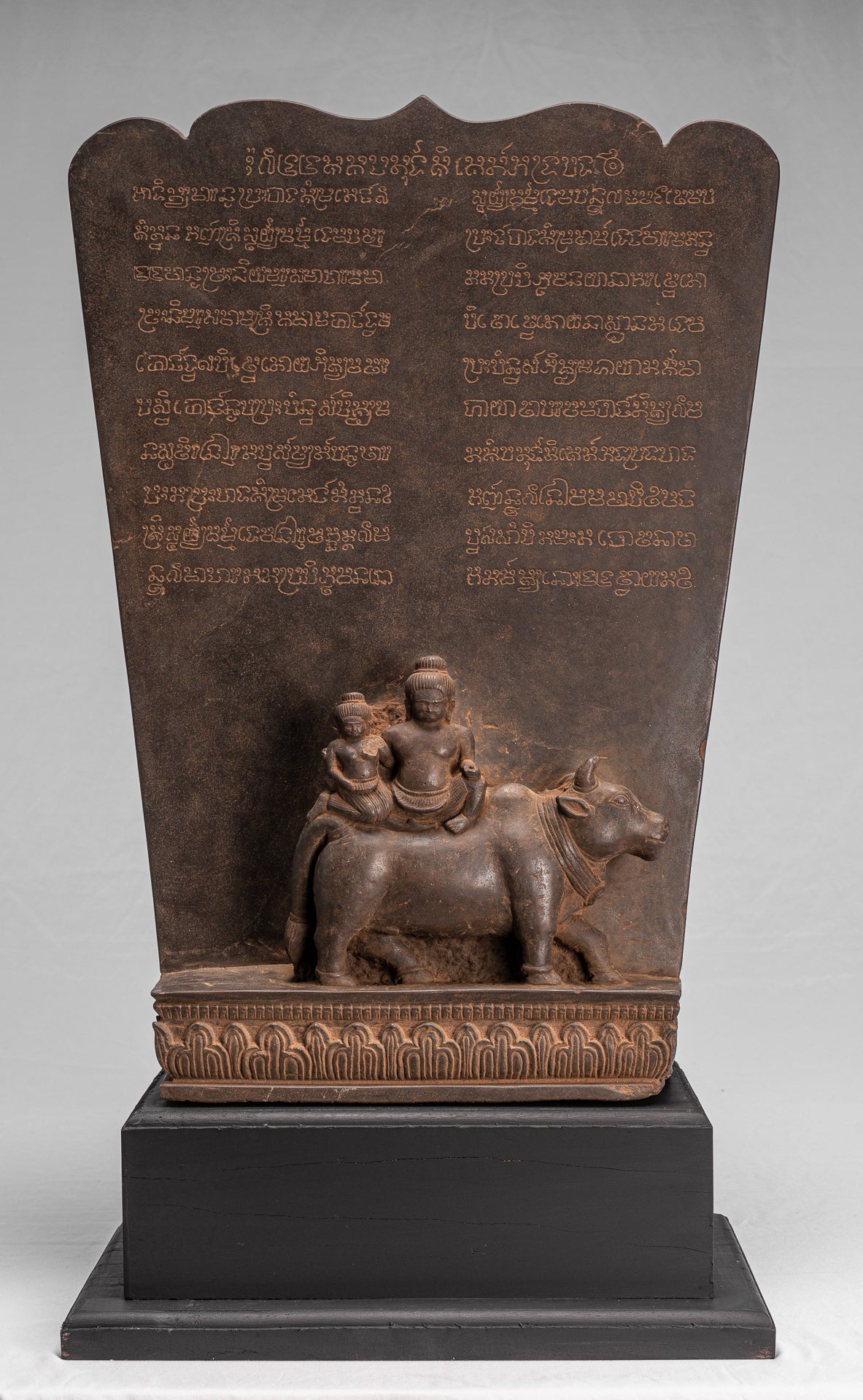 Antike Khmer-Sanskrit-Stele aus Stein im Baphuon-Stil mit Nandi – 72 cm.