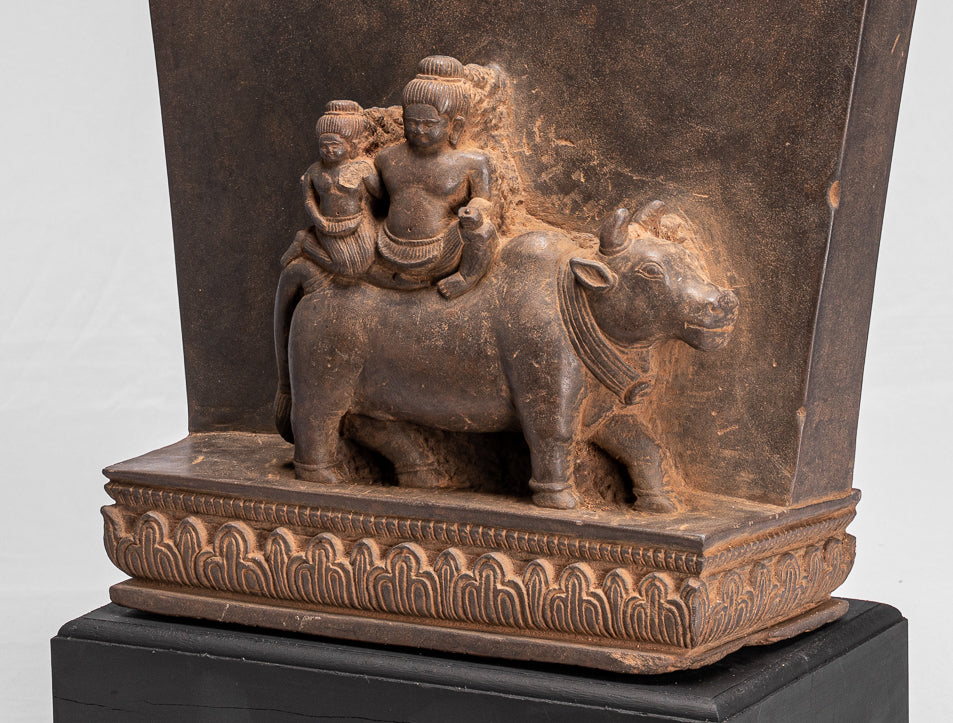 Antike Khmer-Sanskrit-Stele aus Stein im Baphuon-Stil mit Nandi – 72 cm.