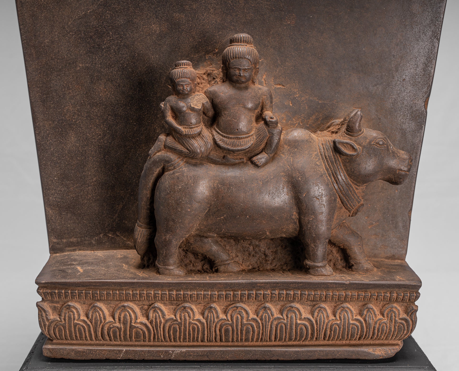 Antike Khmer-Sanskrit-Stele aus Stein im Baphuon-Stil mit Nandi – 72 cm.