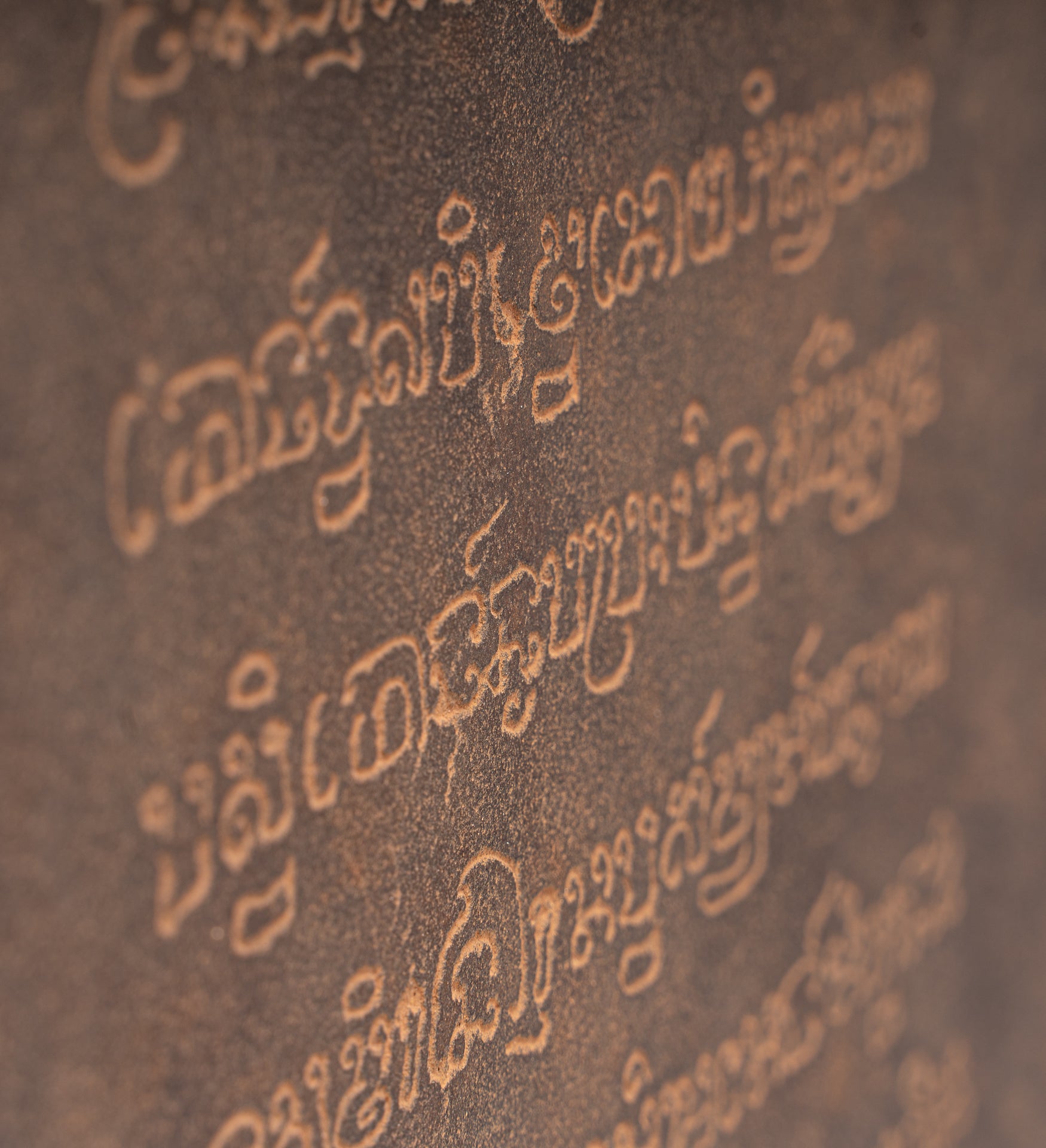 Antike Khmer-Sanskrit-Stele aus Stein im Baphuon-Stil mit Nandi – 72 cm.