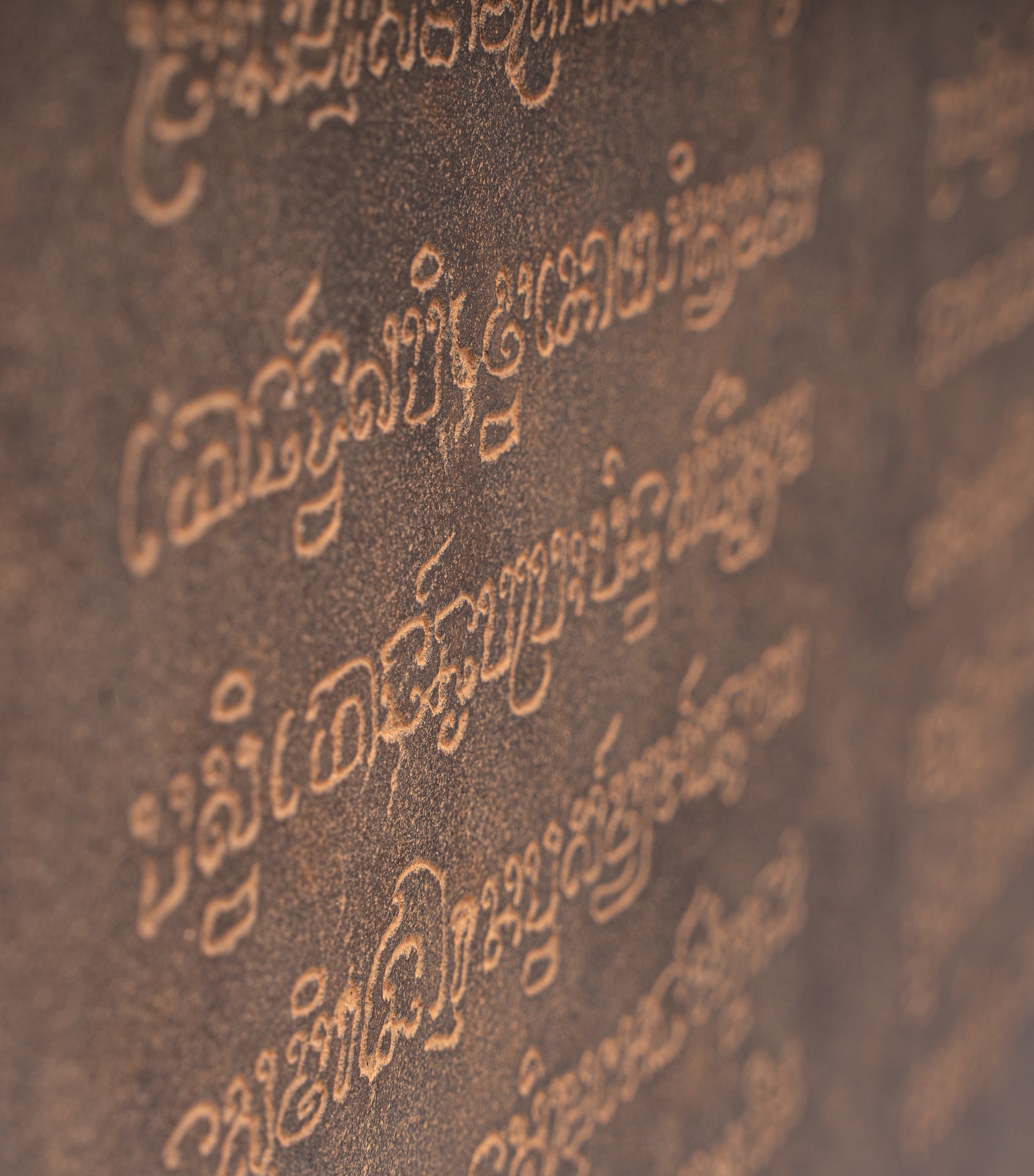 Antike Khmer-Sanskrit-Stele aus Stein im Baphuon-Stil mit Nandi – 72 cm.