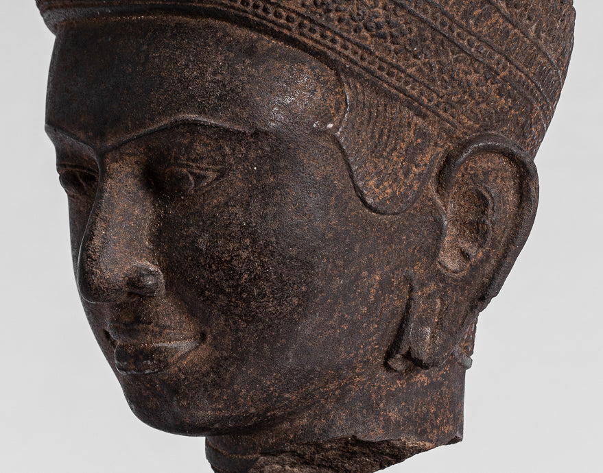 Statue de Bouddha - Tête de Bouddha Khmer antique de style Angkor Wat montée sur pierre - 42 cm / 17"