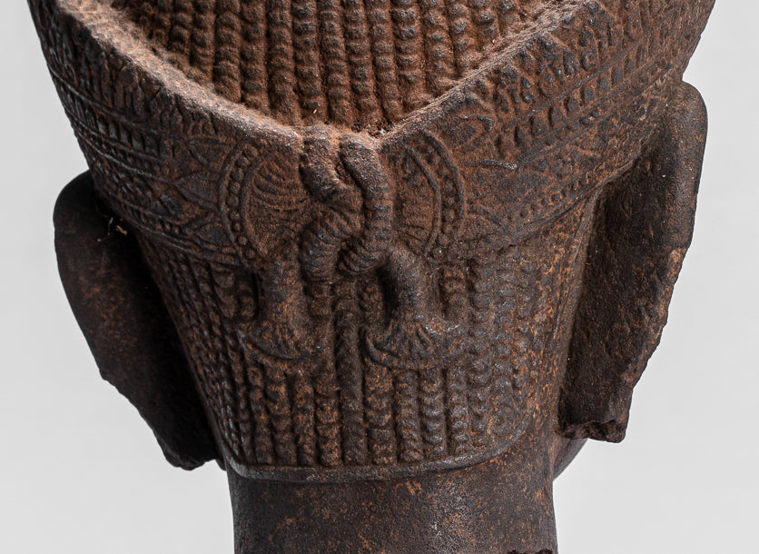 Statue de Bouddha - Tête de Bouddha Khmer antique de style Angkor Wat montée sur pierre - 42 cm / 17"
