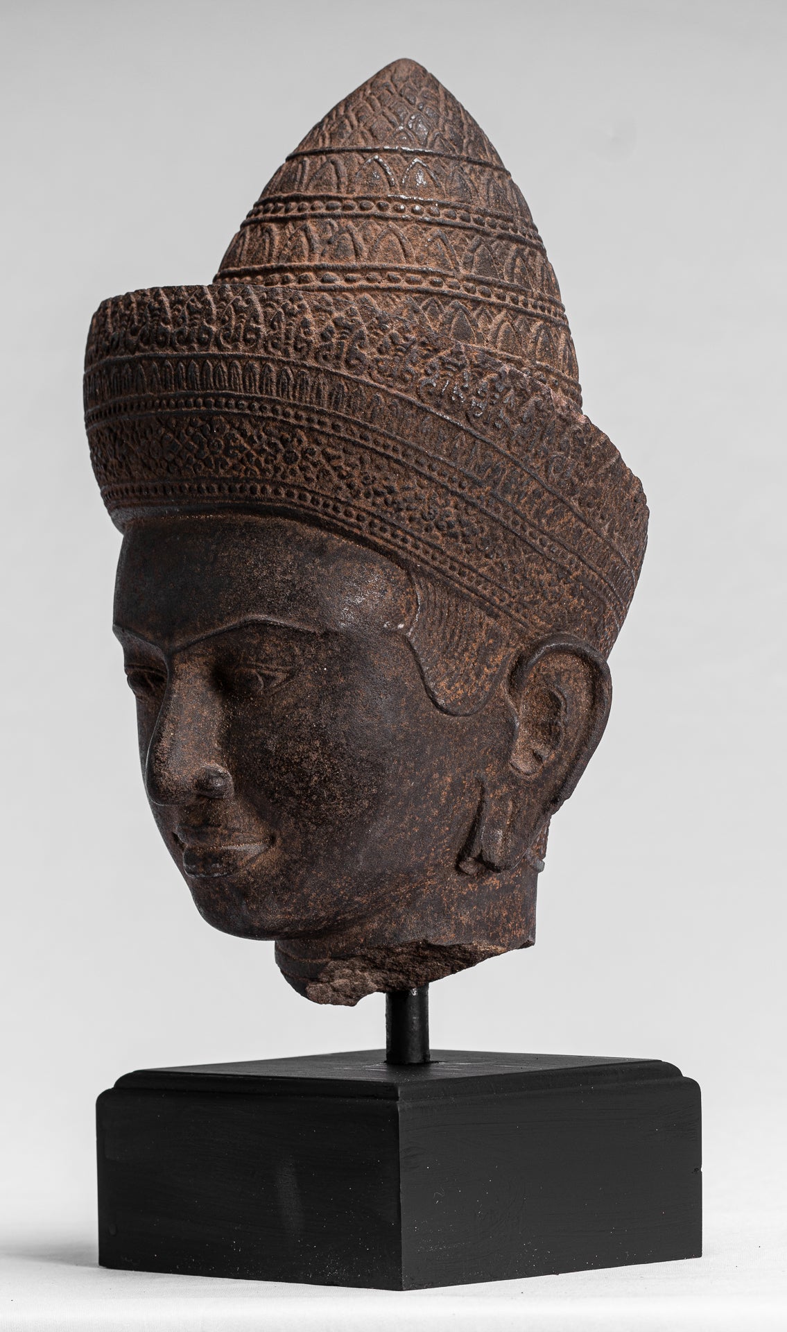 Statue de Bouddha - Tête de Bouddha Khmer antique de style Angkor Wat montée sur pierre - 42 cm / 17"