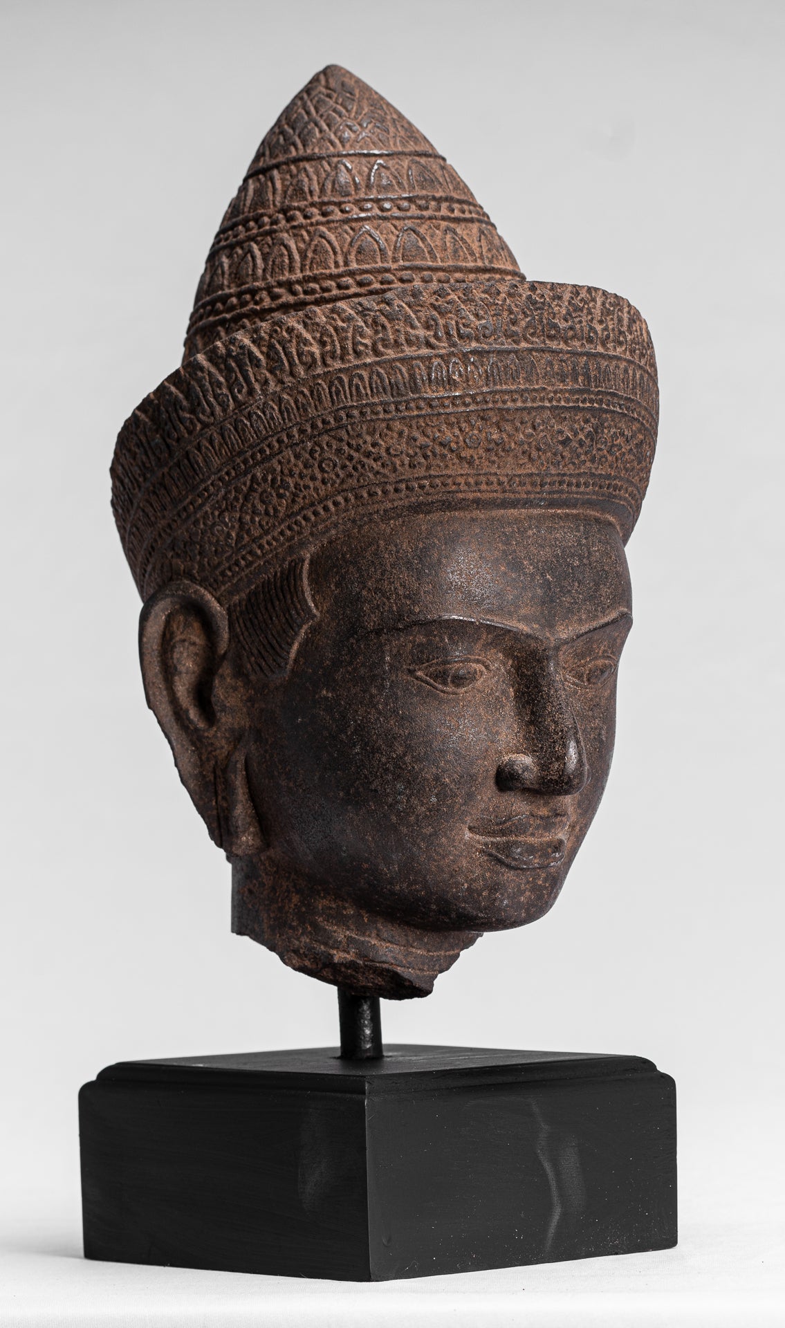 Statue de Bouddha - Tête de Bouddha Khmer antique de style Angkor Wat montée sur pierre - 42 cm / 17"