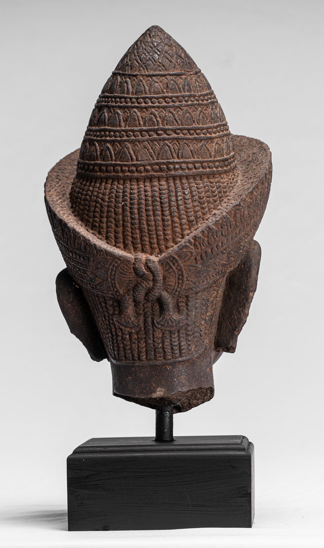 Statue de Bouddha - Tête de Bouddha Khmer antique de style Angkor Wat montée sur pierre - 42 cm / 17"