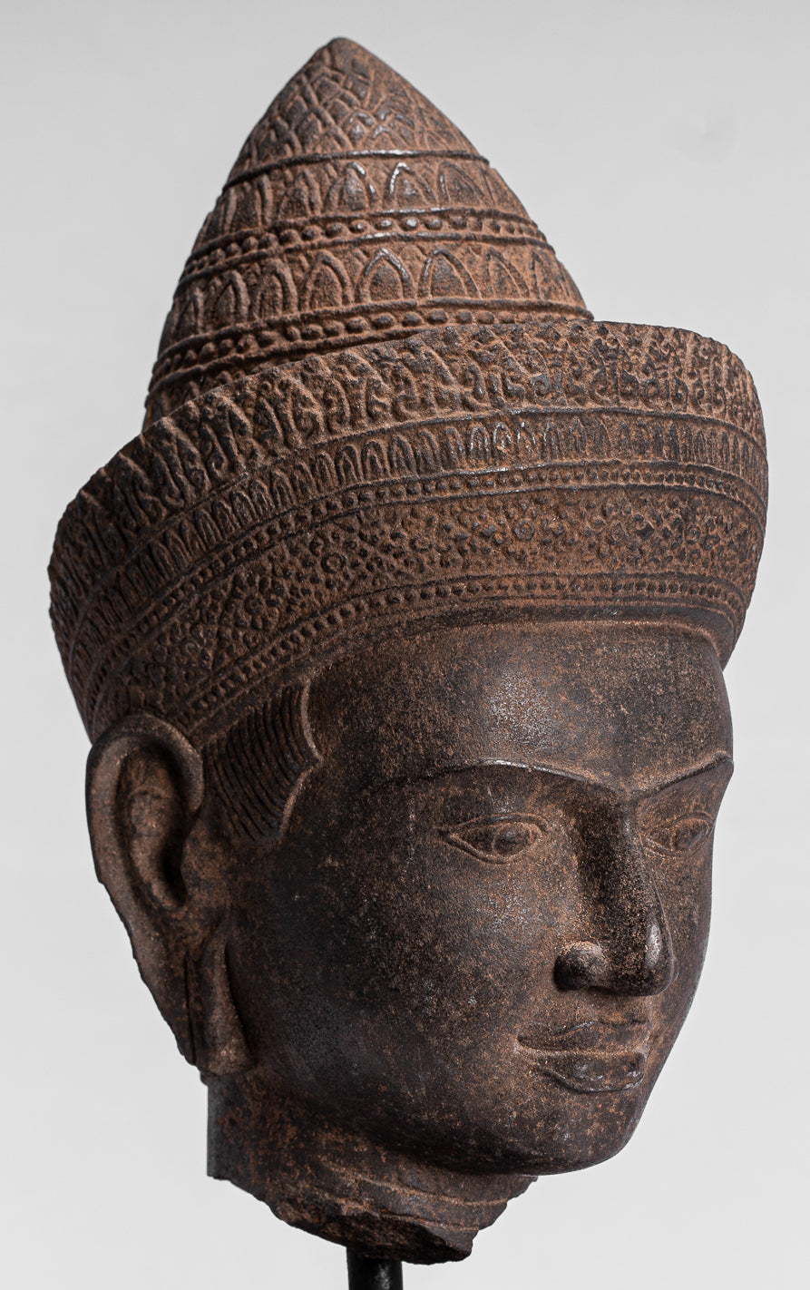 Statue de Bouddha - Tête de Bouddha Khmer antique de style Angkor Wat montée sur pierre - 42 cm / 17"
