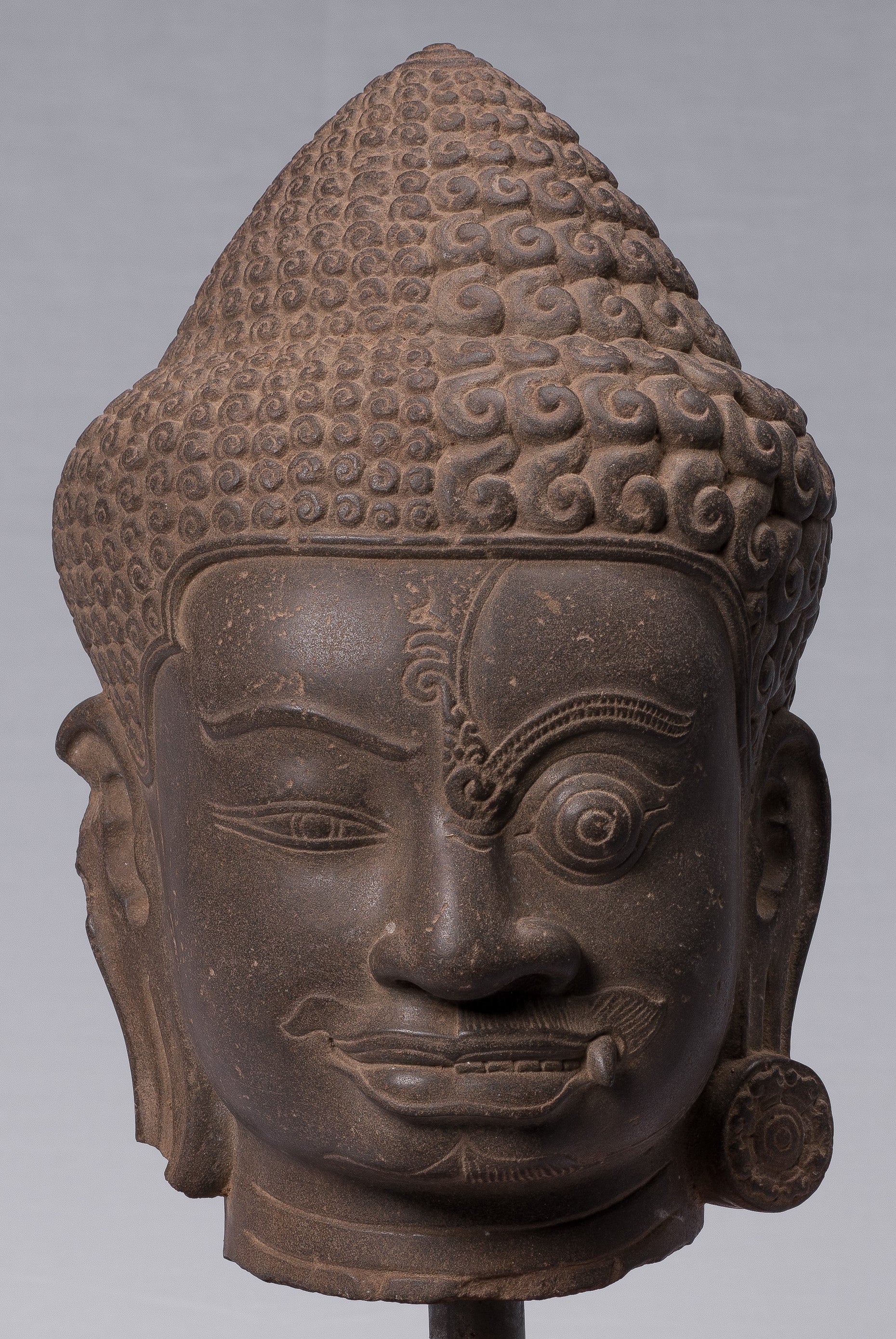 Shiva-Statue – antiker Khmer-Stil, brauner Stein, Yaksha und Yakshaswaroop Shiva-Kopf, 47 cm.