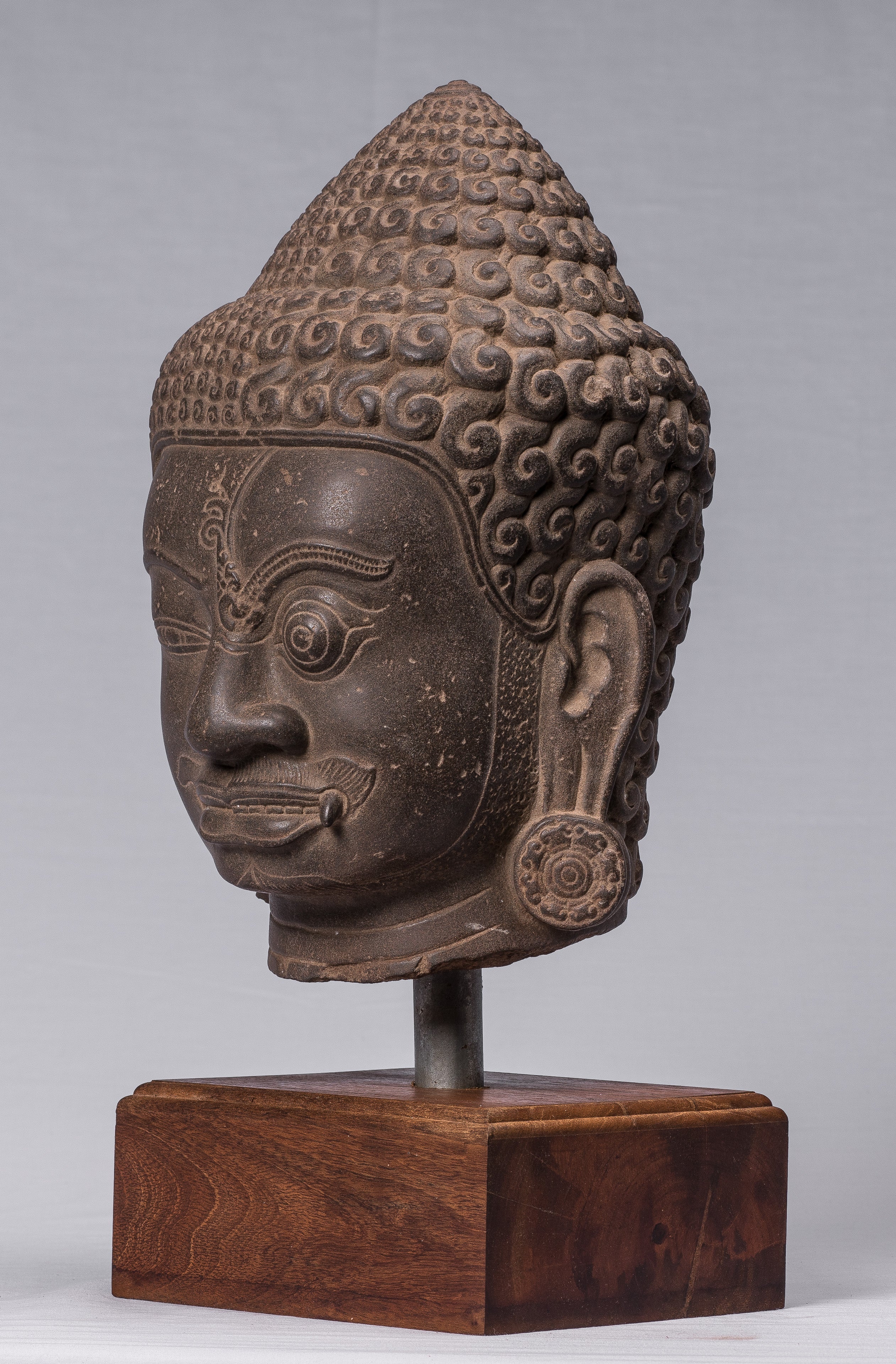 Shiva-Statue – antiker Khmer-Stil, brauner Stein, Yaksha und Yakshaswaroop Shiva-Kopf, 47 cm.