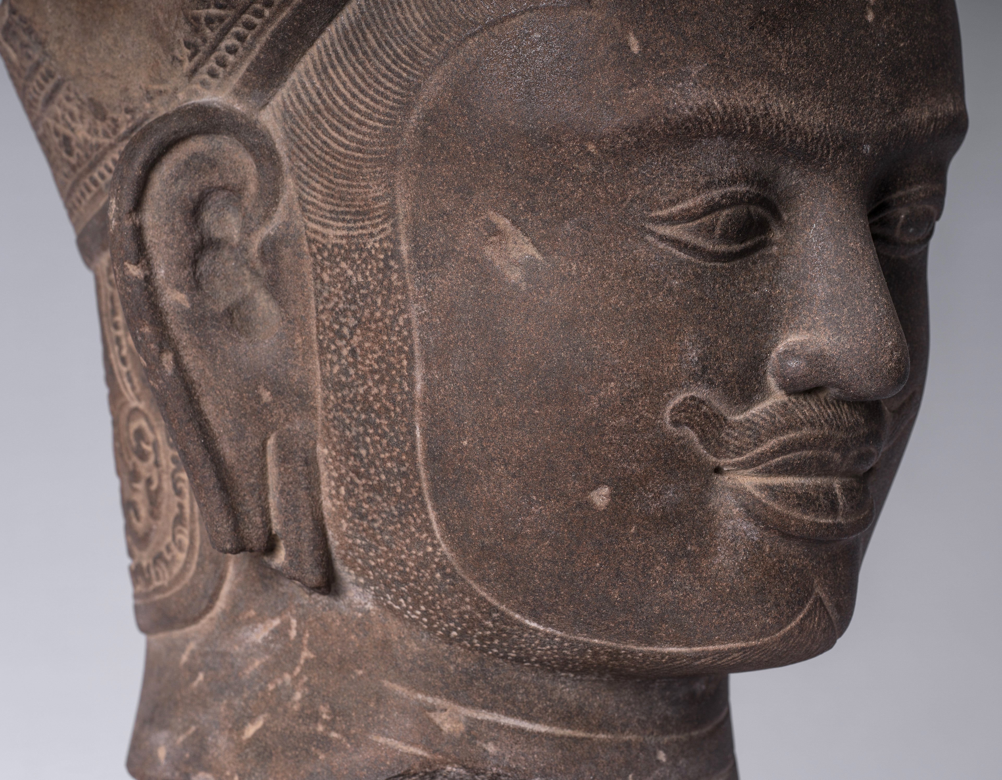 Statue de Vishnu – Tête antique de Vishnu khmer de style Banteay Srei montée sur pierre – 56 cm/22"