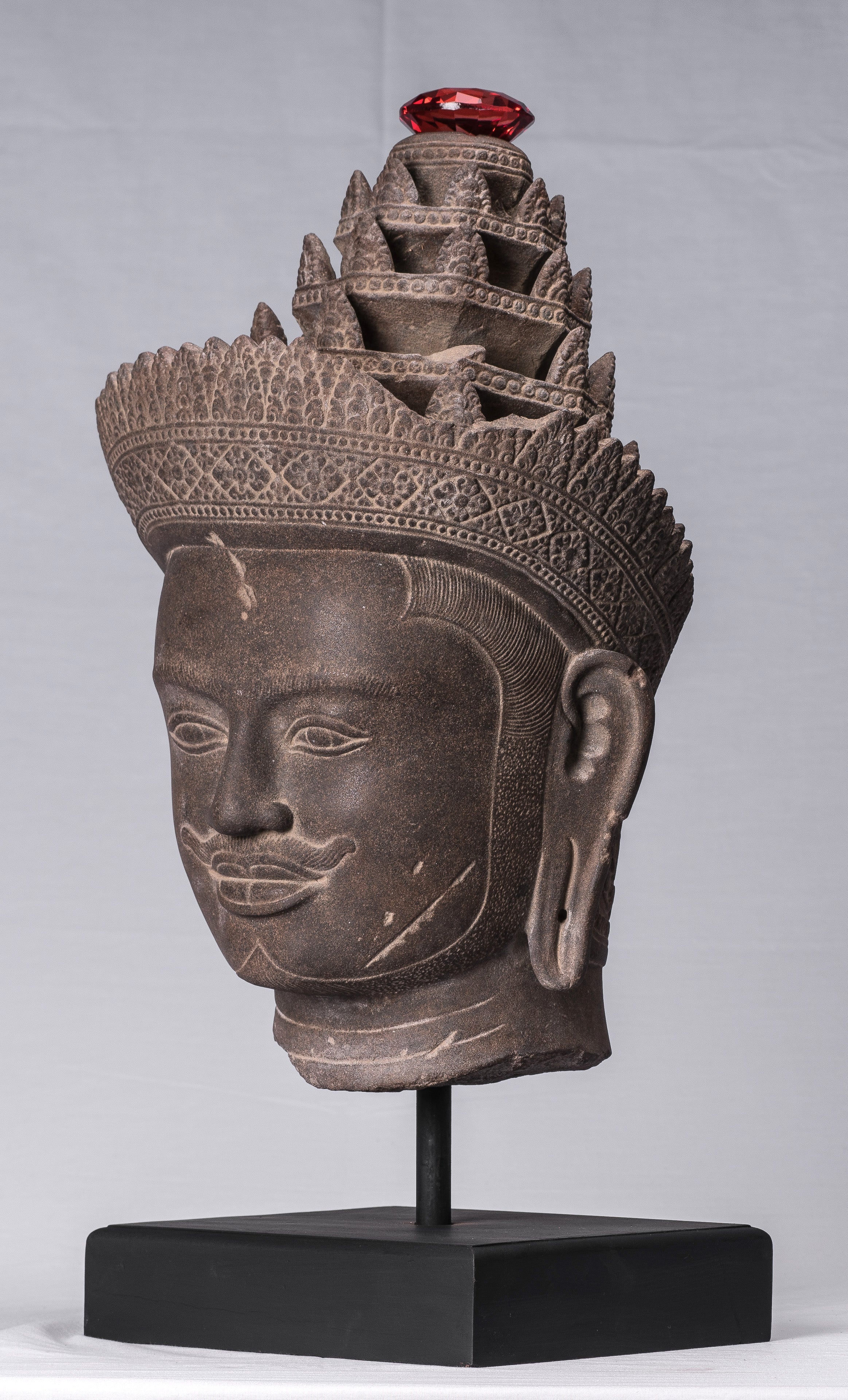 Statue de Vishnu – Tête antique de Vishnu khmer de style Banteay Srei montée sur pierre – 56 cm/22"