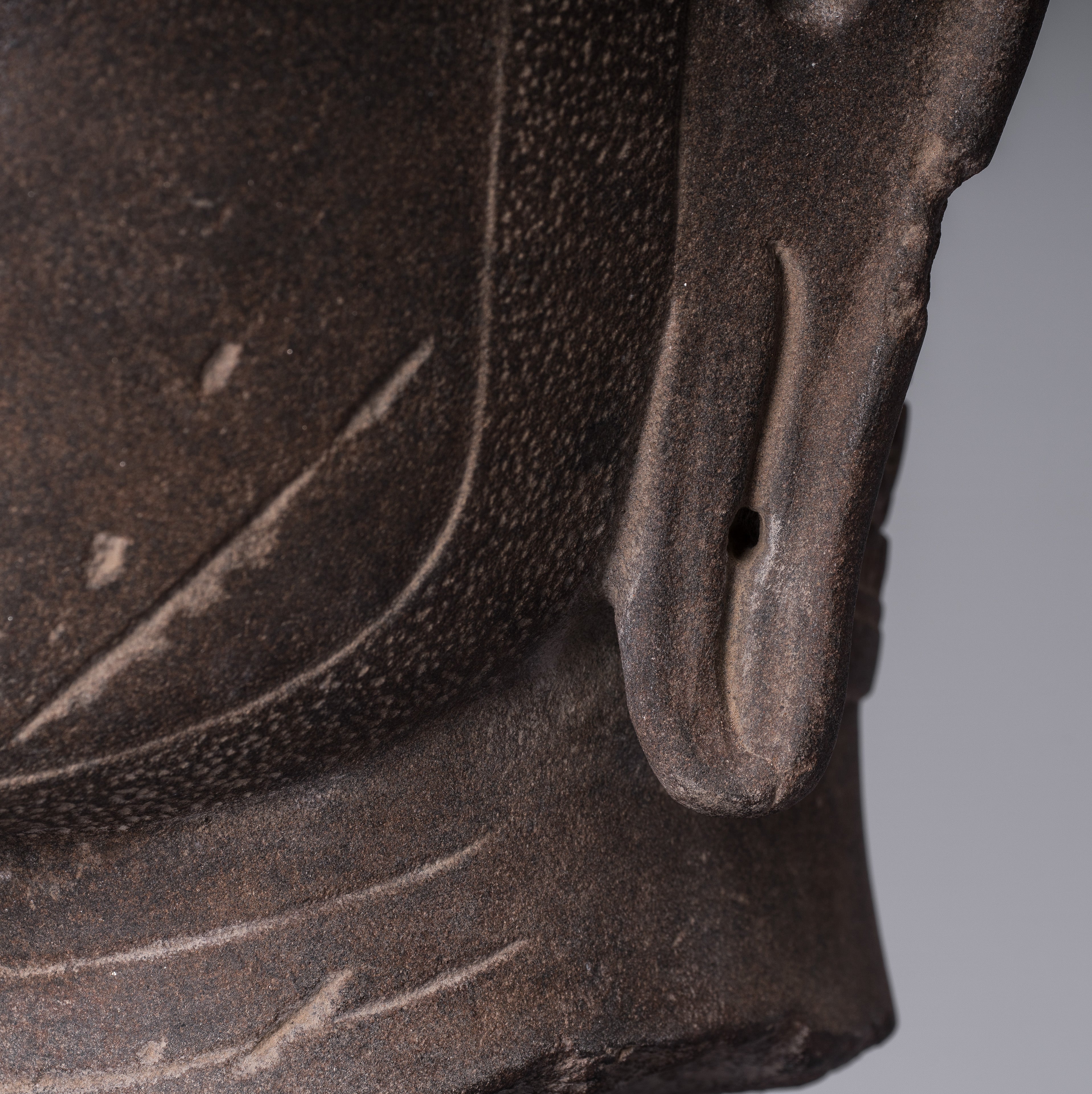 Statue de Vishnu – Tête antique de Vishnu khmer de style Banteay Srei montée sur pierre – 56 cm/22"