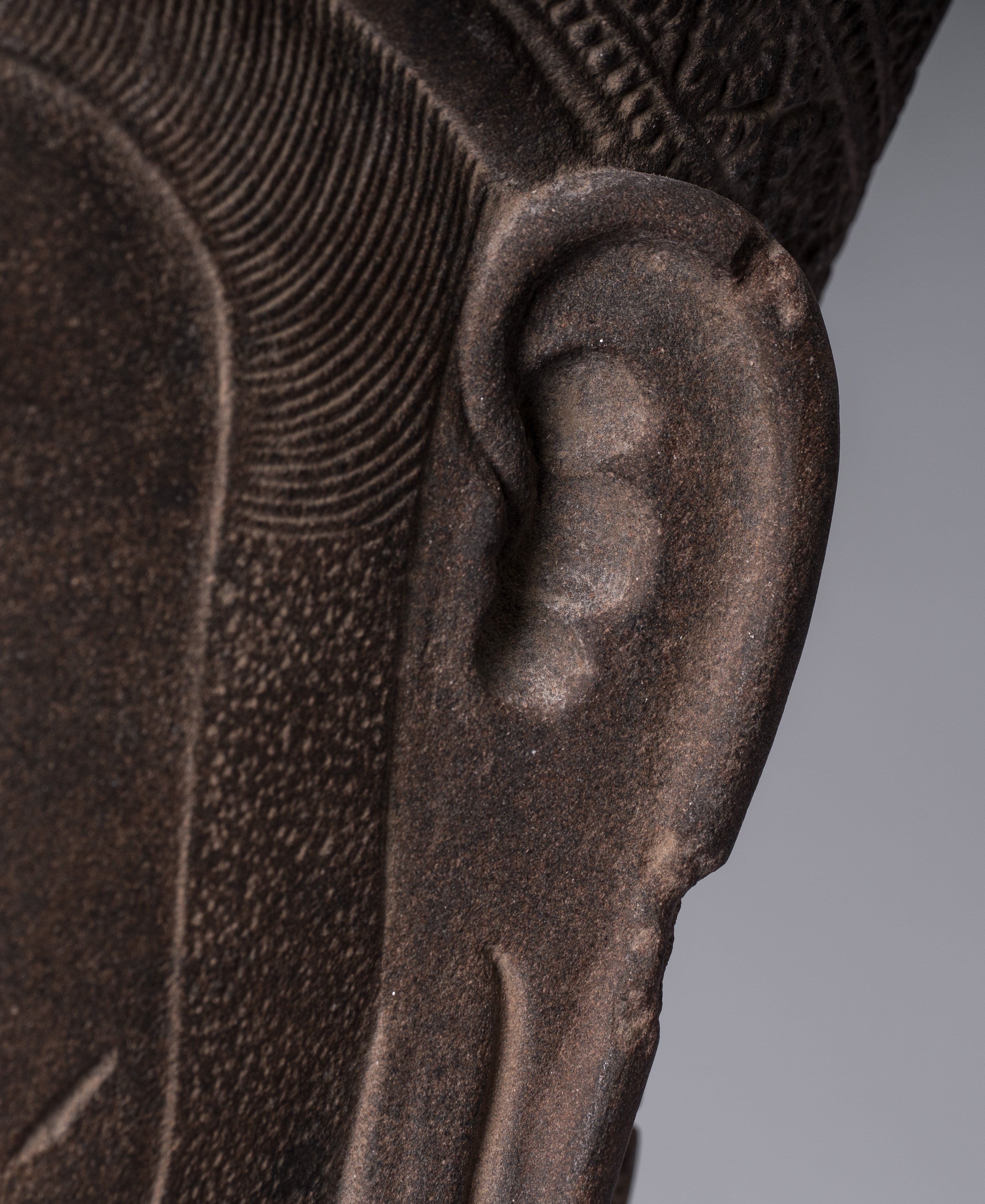 Statue de Vishnu – Tête antique de Vishnu khmer de style Banteay Srei montée sur pierre – 56 cm/22"