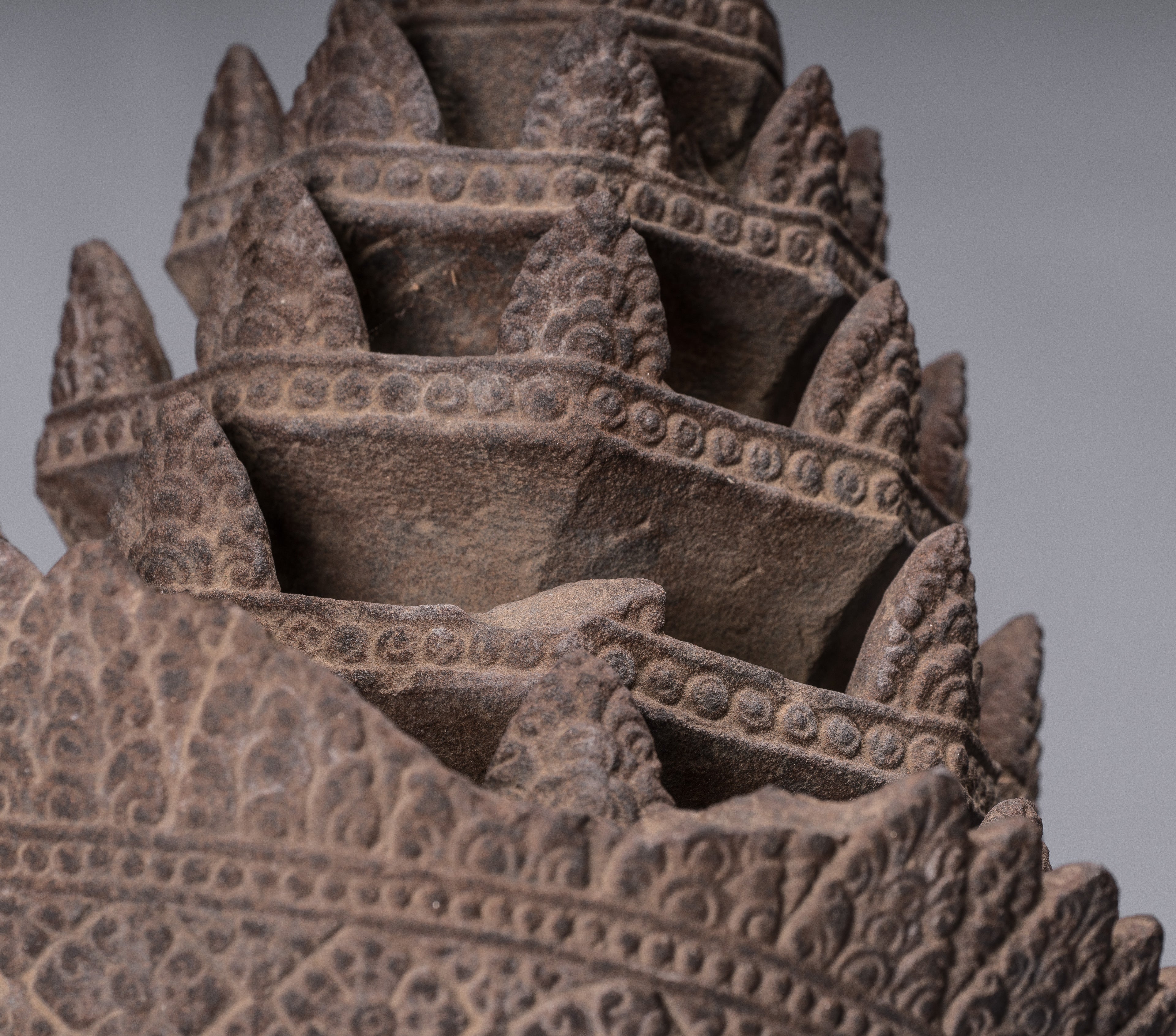 Statue de Vishnu – Tête antique de Vishnu khmer de style Banteay Srei montée sur pierre – 56 cm/22"