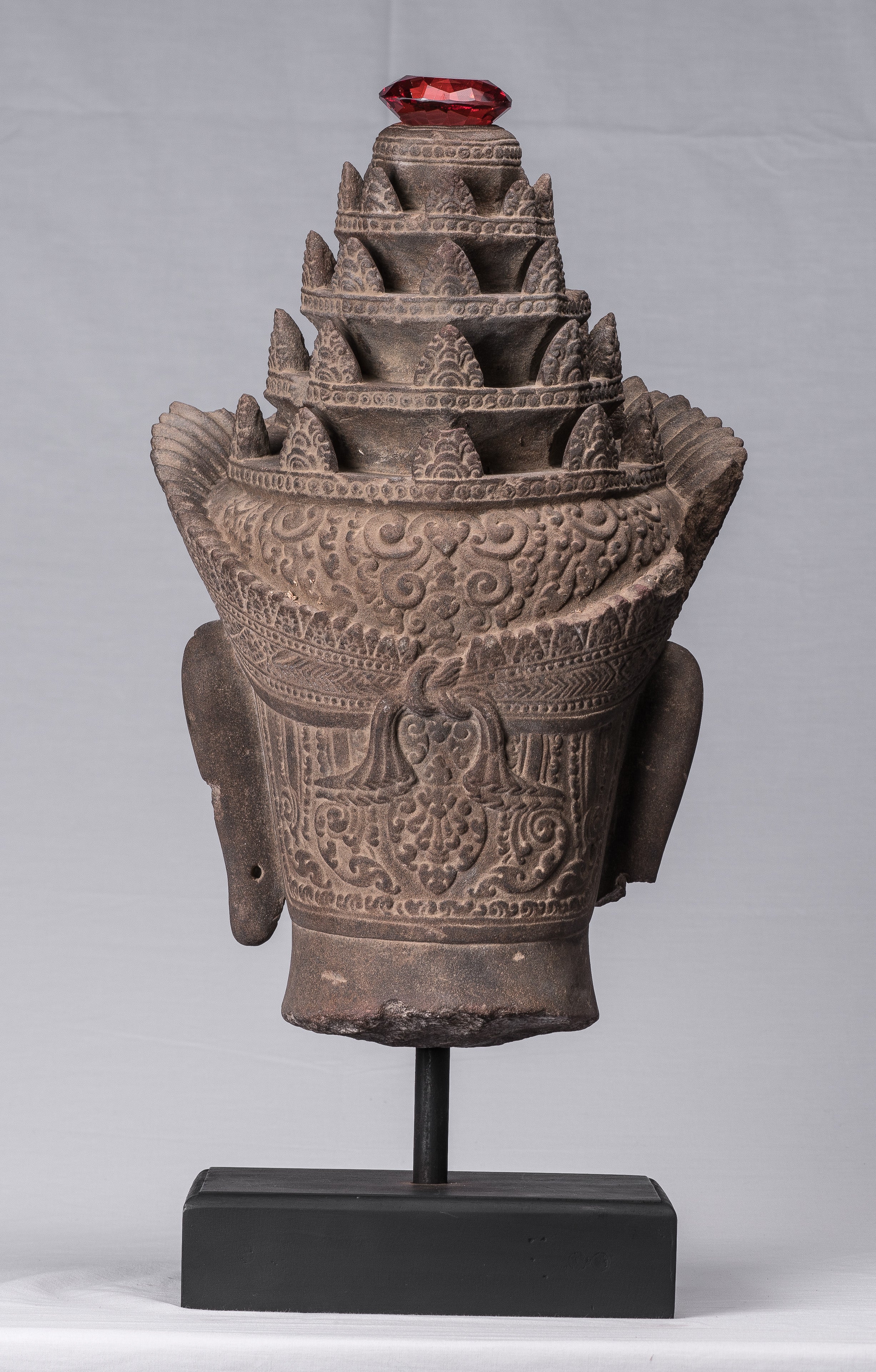 Statue de Vishnu – Tête antique de Vishnu khmer de style Banteay Srei montée sur pierre – 56 cm/22"