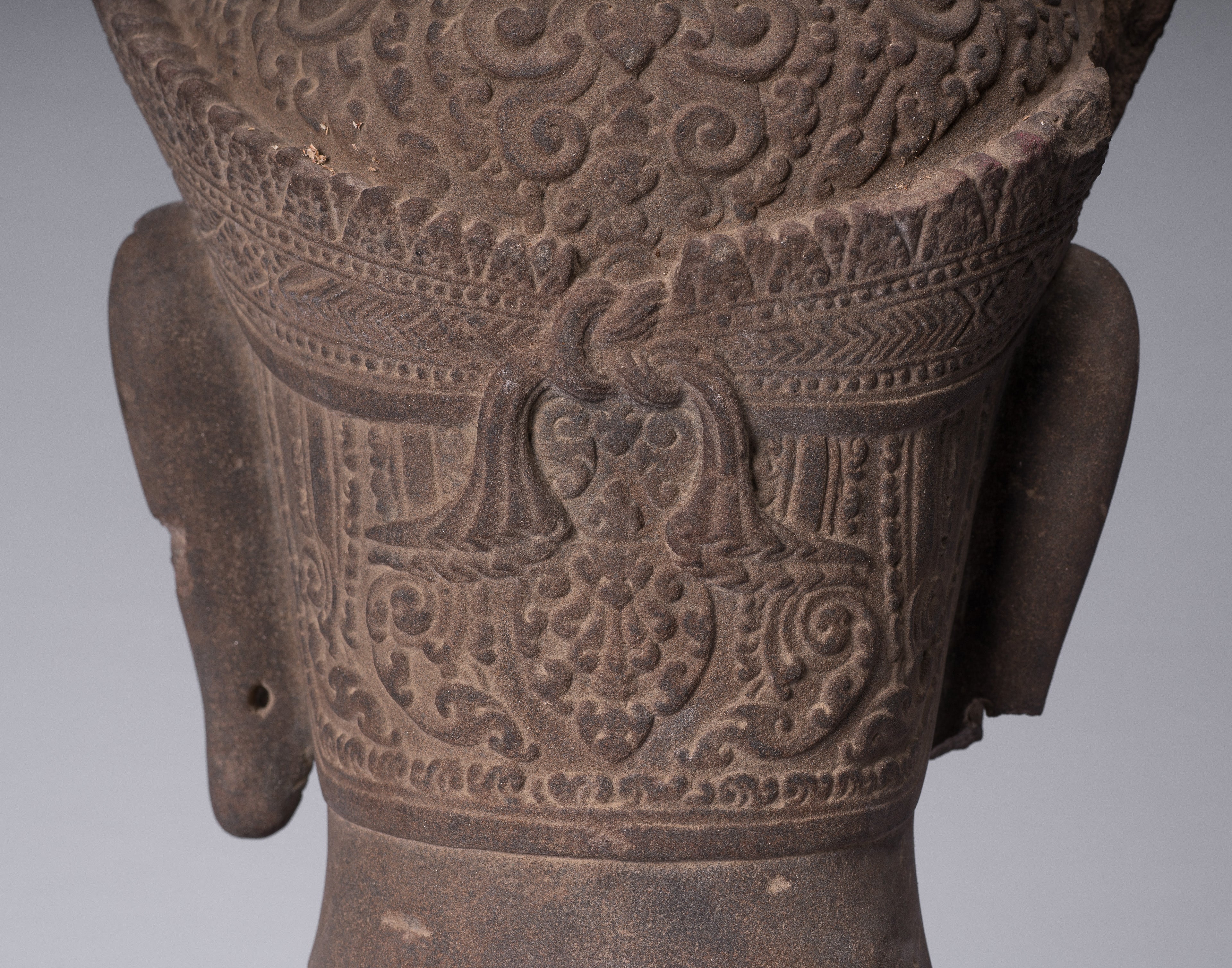 Statue de Vishnu – Tête antique de Vishnu khmer de style Banteay Srei montée sur pierre – 56 cm/22"