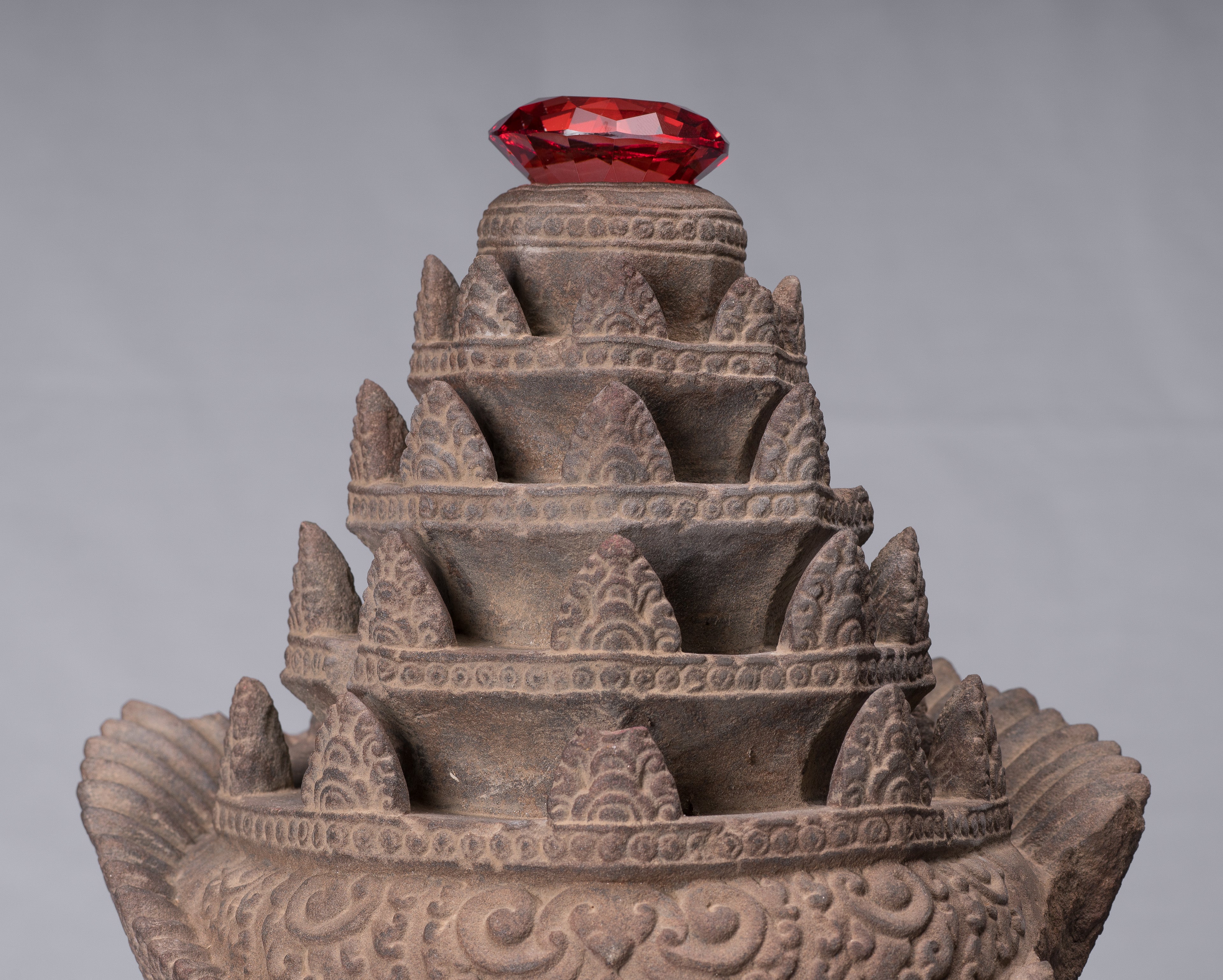 Statue de Vishnu – Tête antique de Vishnu khmer de style Banteay Srei montée sur pierre – 56 cm/22"