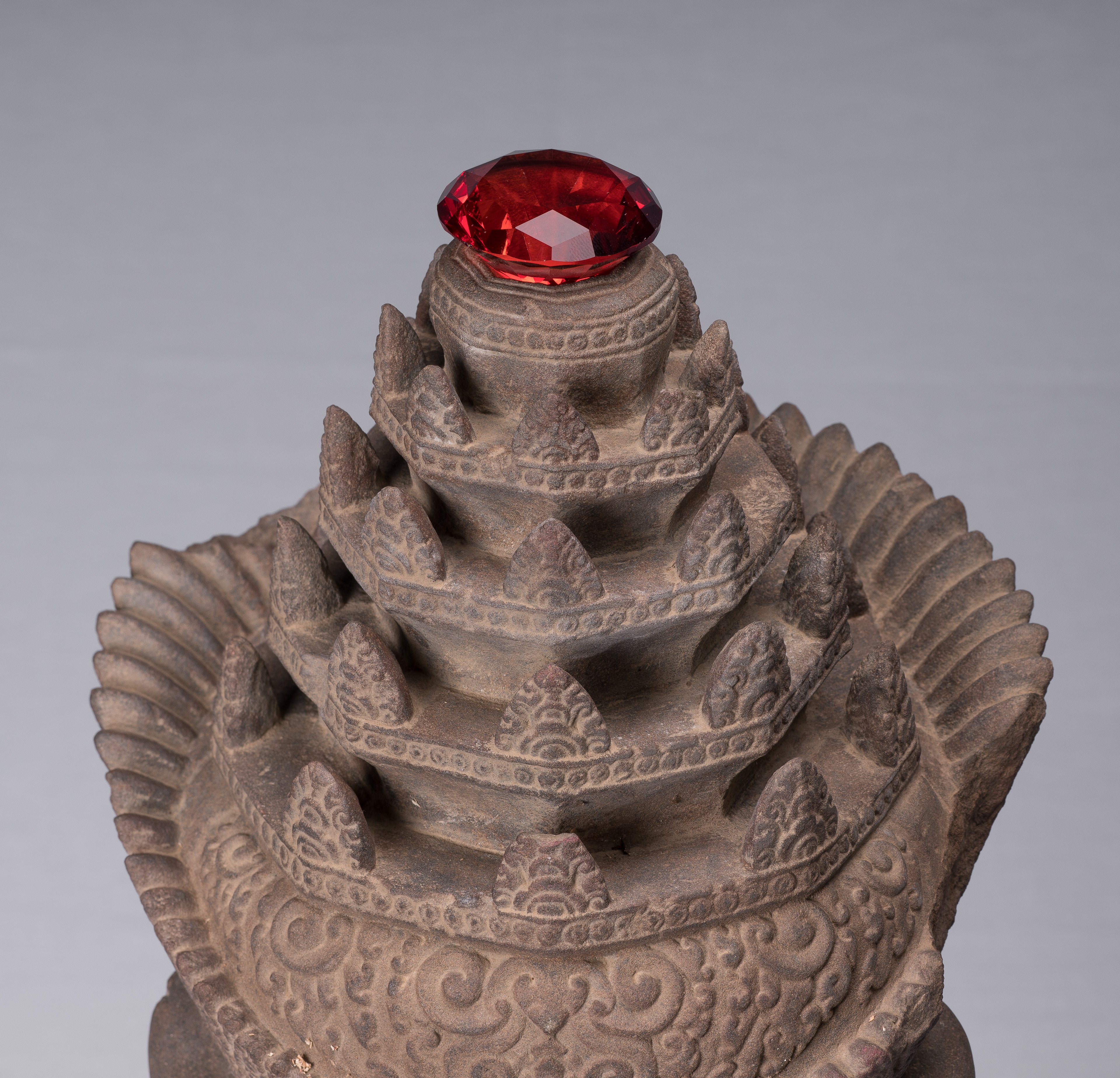 Statue de Vishnu – Tête antique de Vishnu khmer de style Banteay Srei montée sur pierre – 56 cm/22"