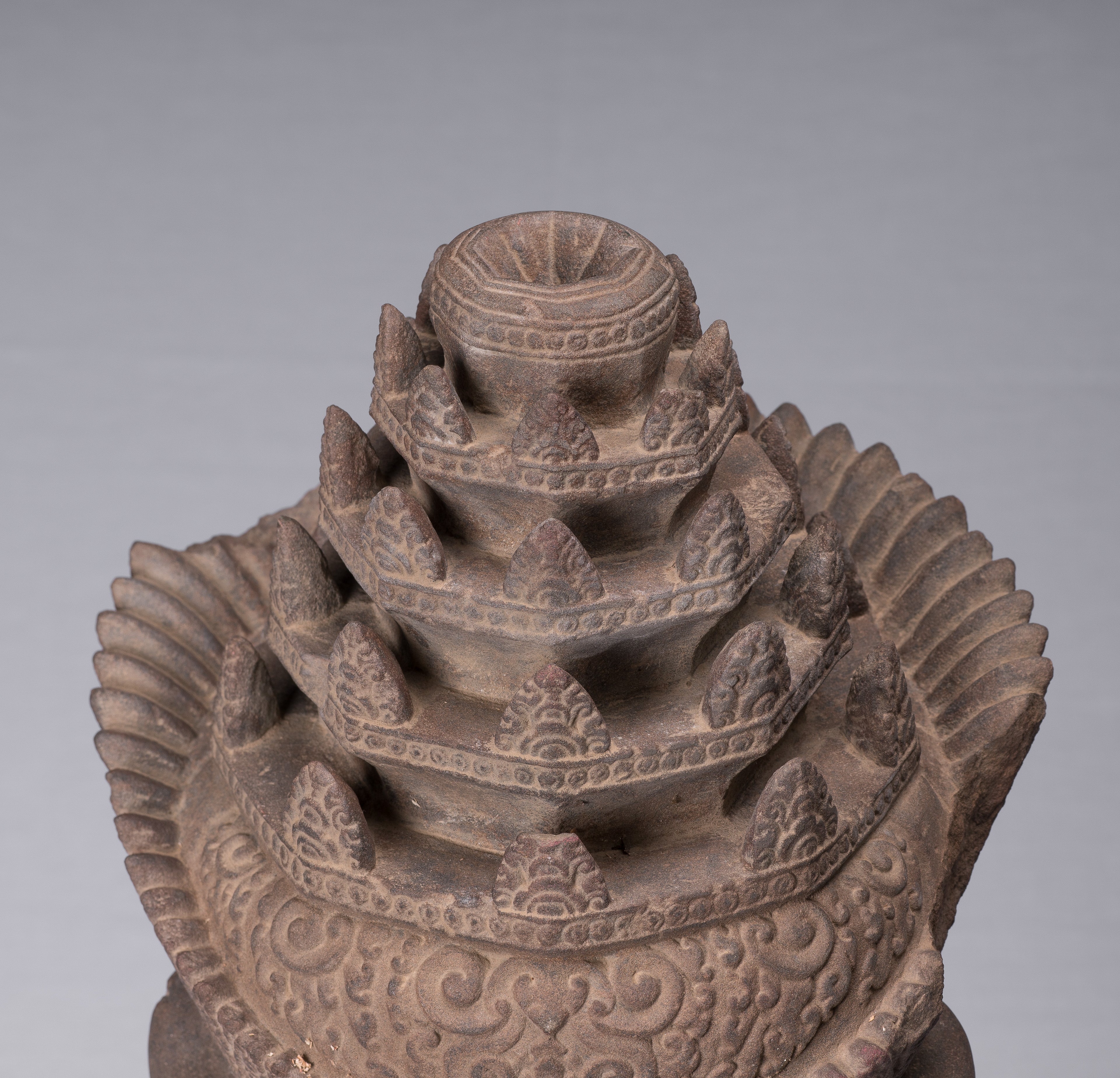 Statue de Vishnu – Tête antique de Vishnu khmer de style Banteay Srei montée sur pierre – 56 cm/22"