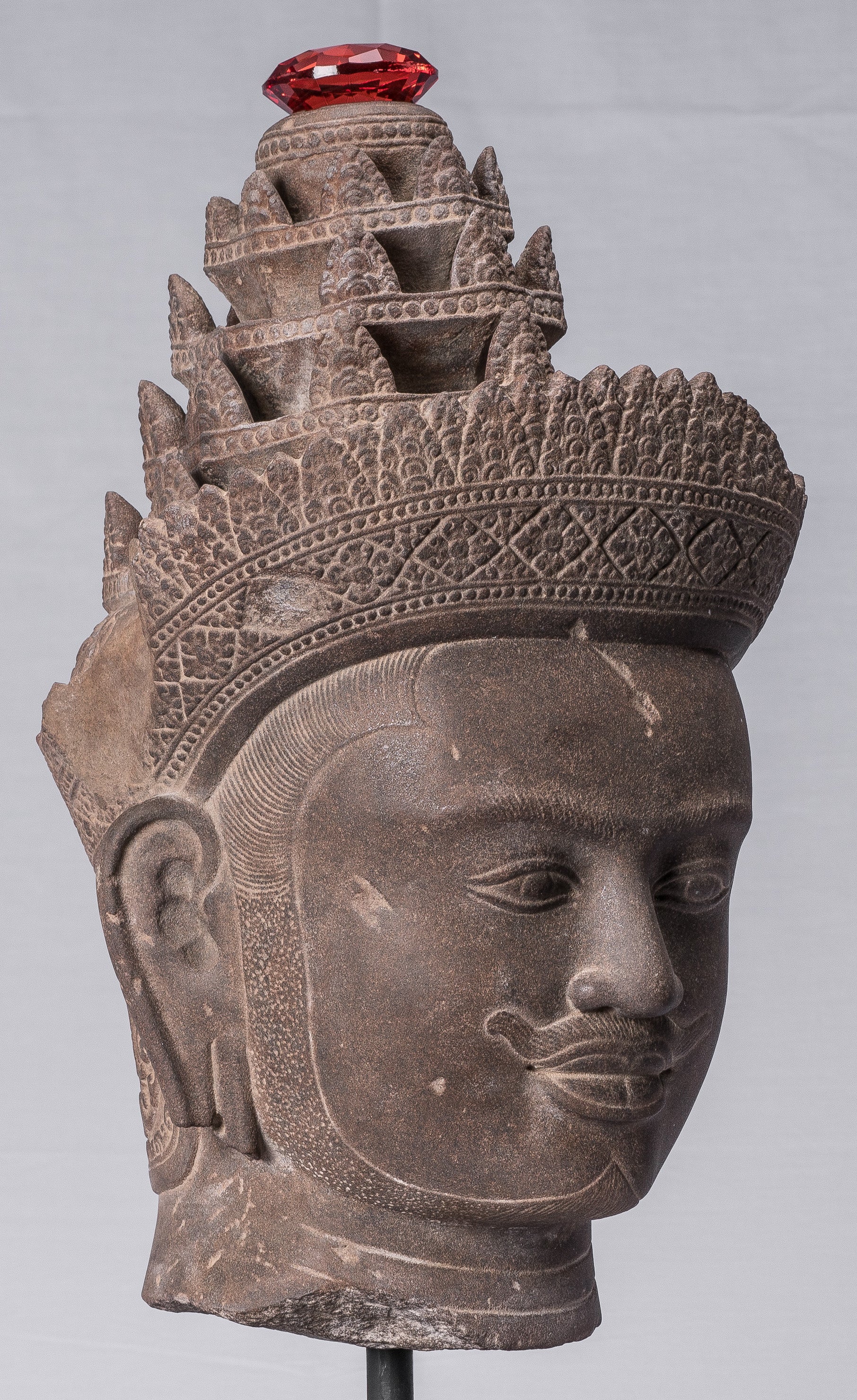 Statue de Vishnu – Tête antique de Vishnu khmer de style Banteay Srei montée sur pierre – 56 cm/22"