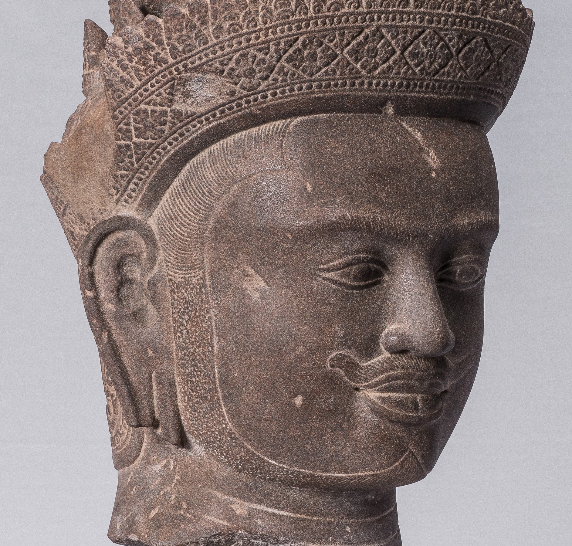 Statue de Vishnu – Tête antique de Vishnu khmer de style Banteay Srei montée sur pierre – 56 cm/22"