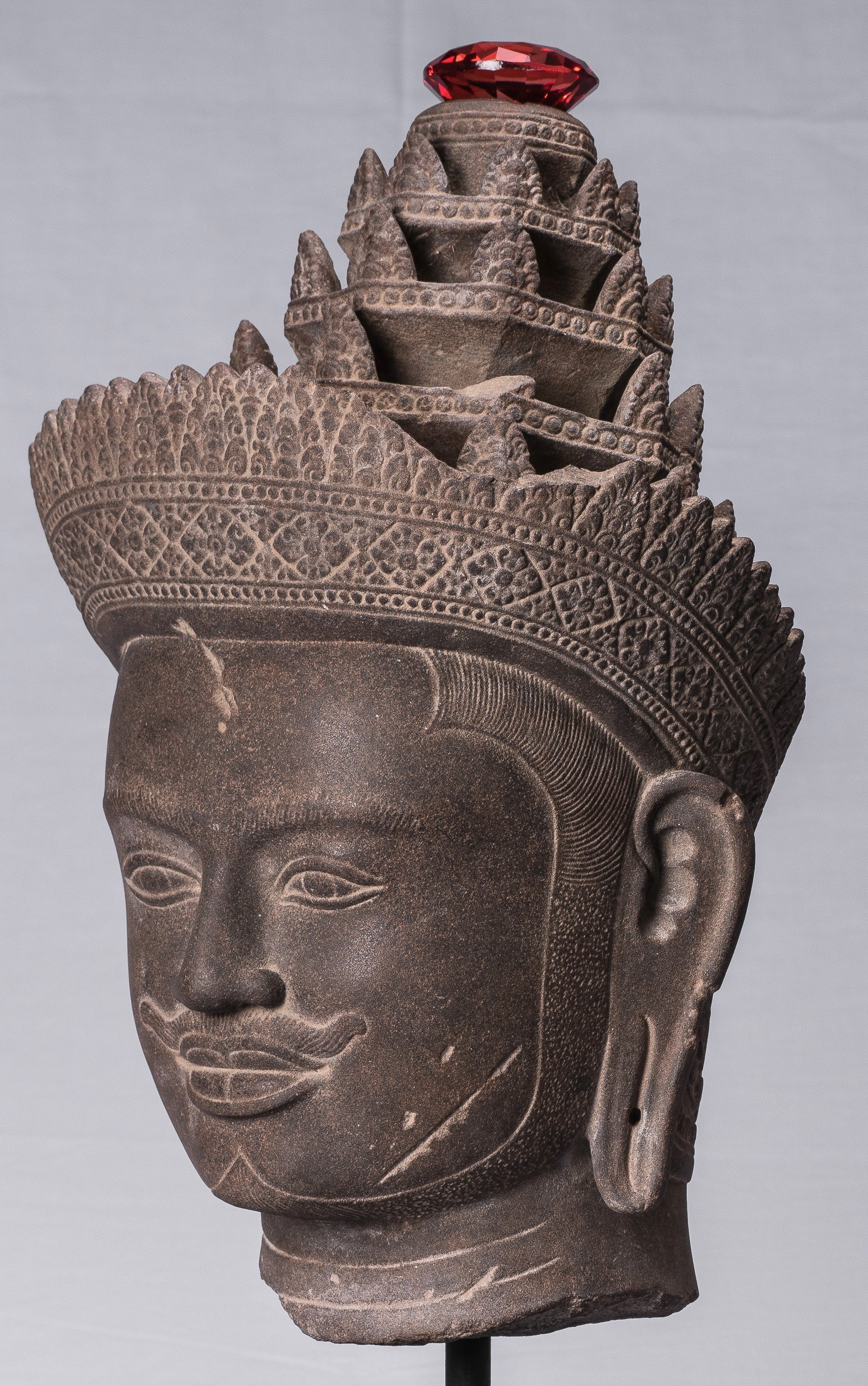 Statue de Vishnu – Tête antique de Vishnu khmer de style Banteay Srei montée sur pierre – 56 cm/22"