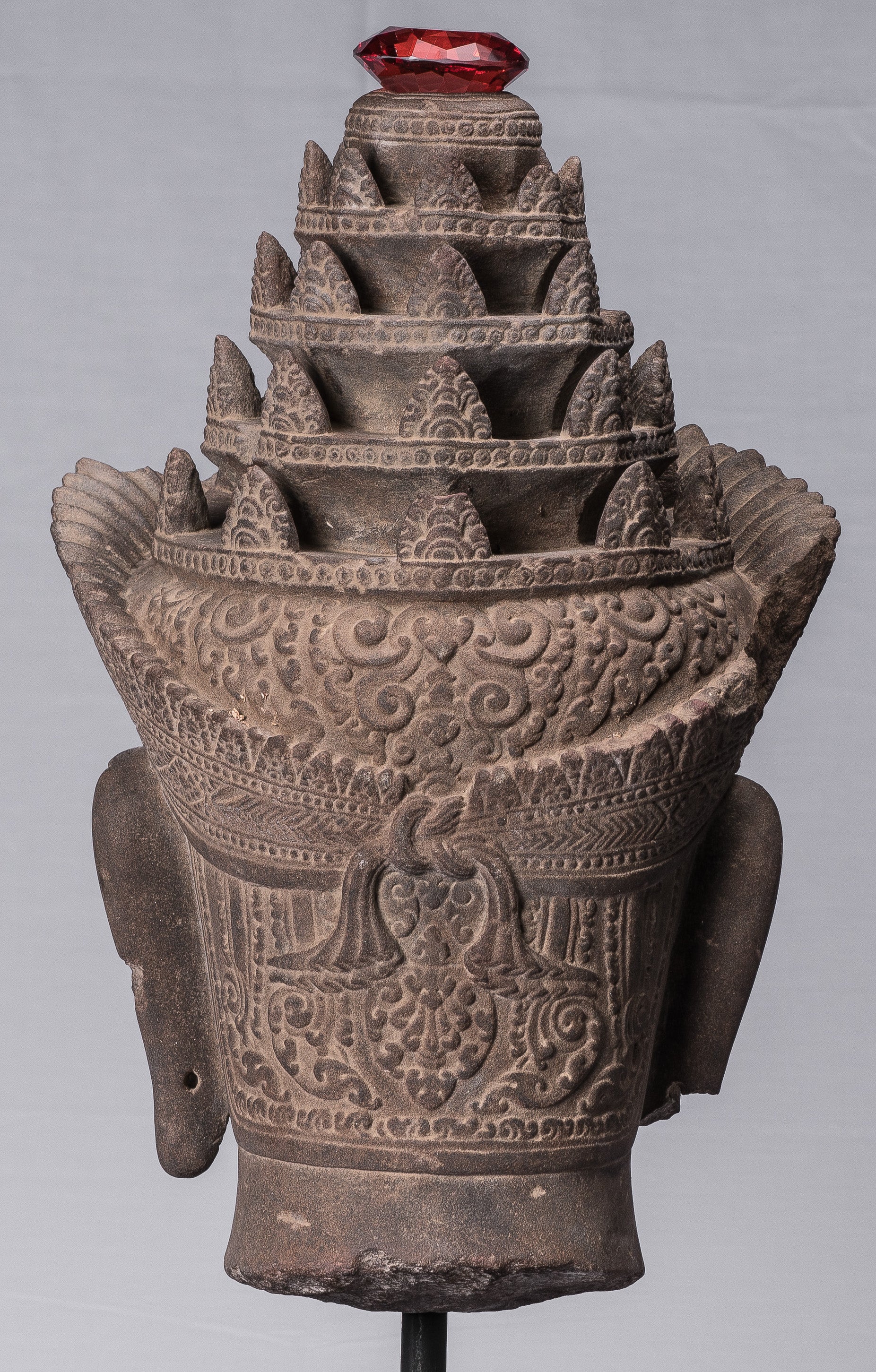 Statue de Vishnu – Tête antique de Vishnu khmer de style Banteay Srei montée sur pierre – 56 cm/22"