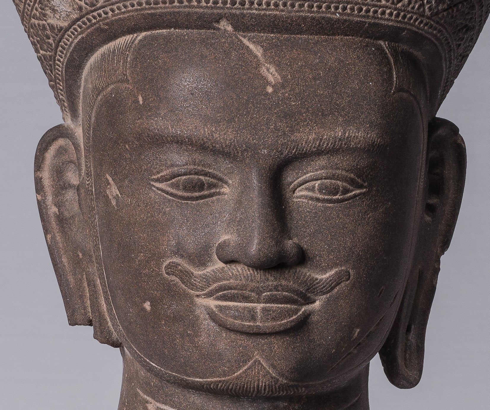 Statue de Vishnu – Tête antique de Vishnu khmer de style Banteay Srei montée sur pierre – 56 cm/22"